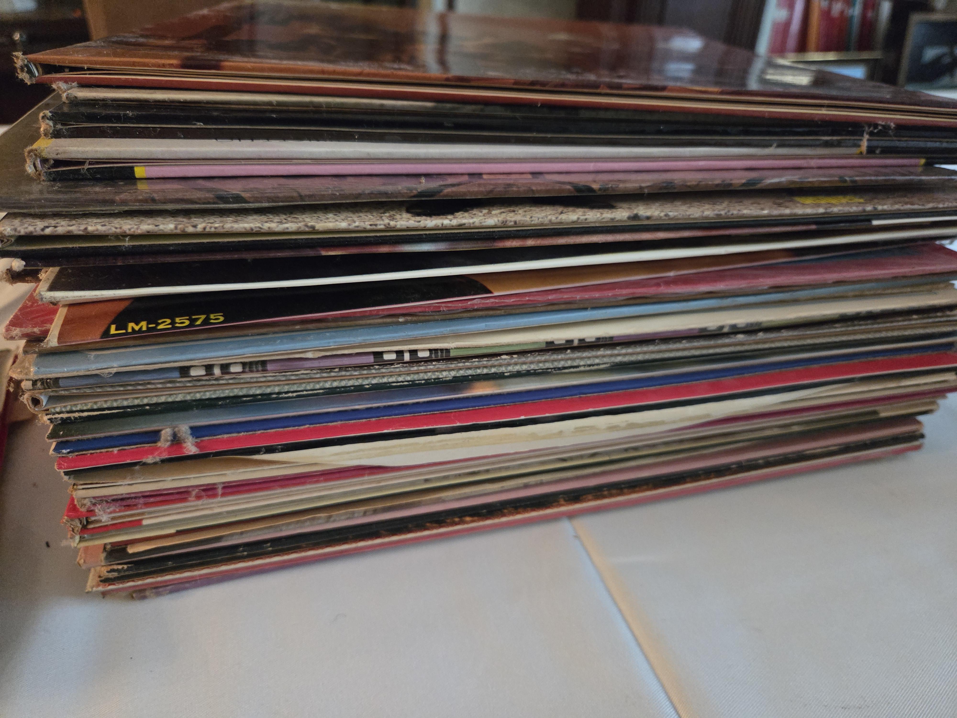 Stapel vinylplaten (lp's en singles), met onder andere werk van Jacques Brel (Ces gens là), Bourvil (Tendre Bourvil) en Rare Bird – Lot 110 – foto 2 – kavel bij Goeiendeal, Jette