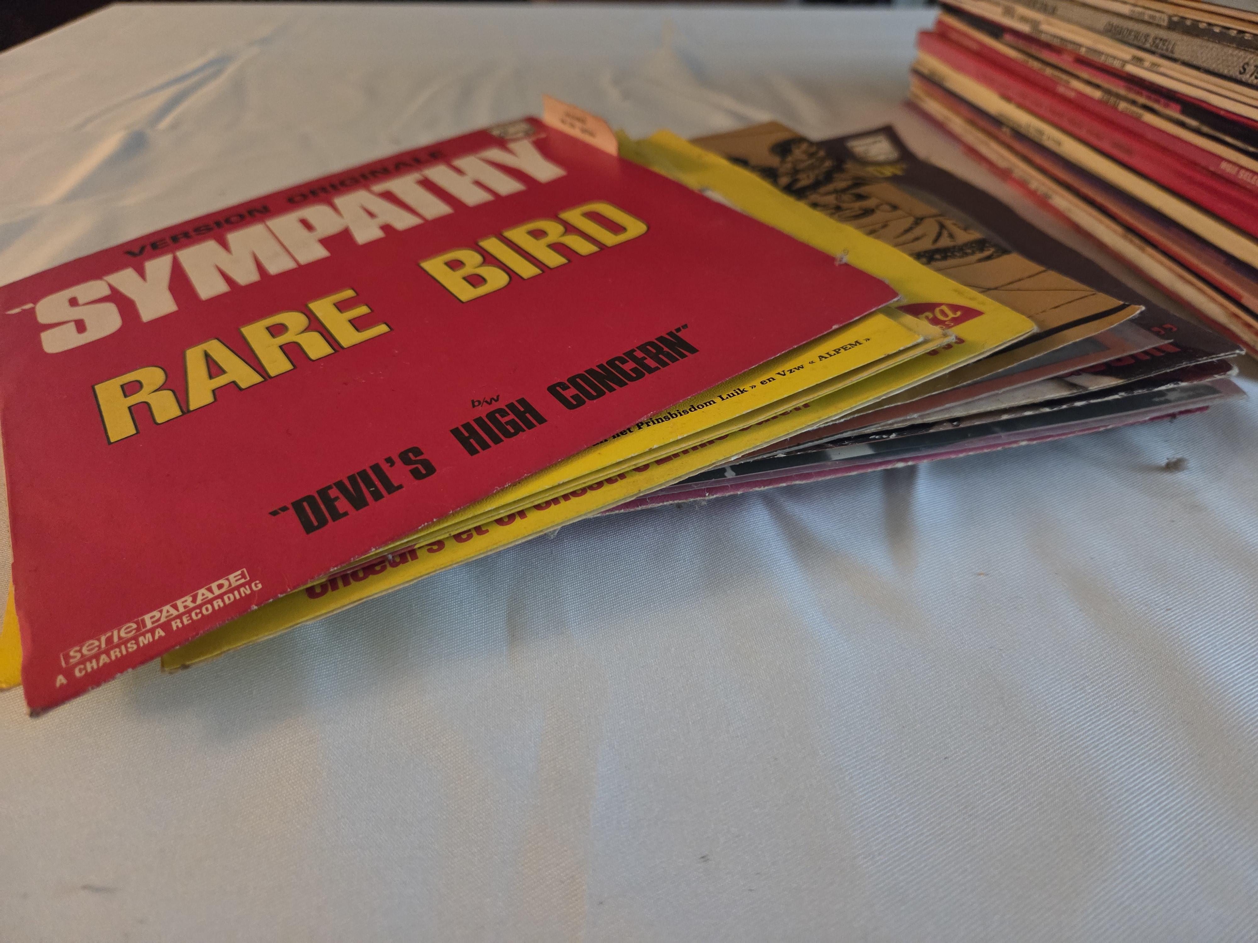 Stapel vinylplaten (lp's en singles), met onder andere werk van Jacques Brel (Ces gens là), Bourvil (Tendre Bourvil) en Rare Bird – Lot 110 – foto 3 – kavel bij Goeiendeal, Jette