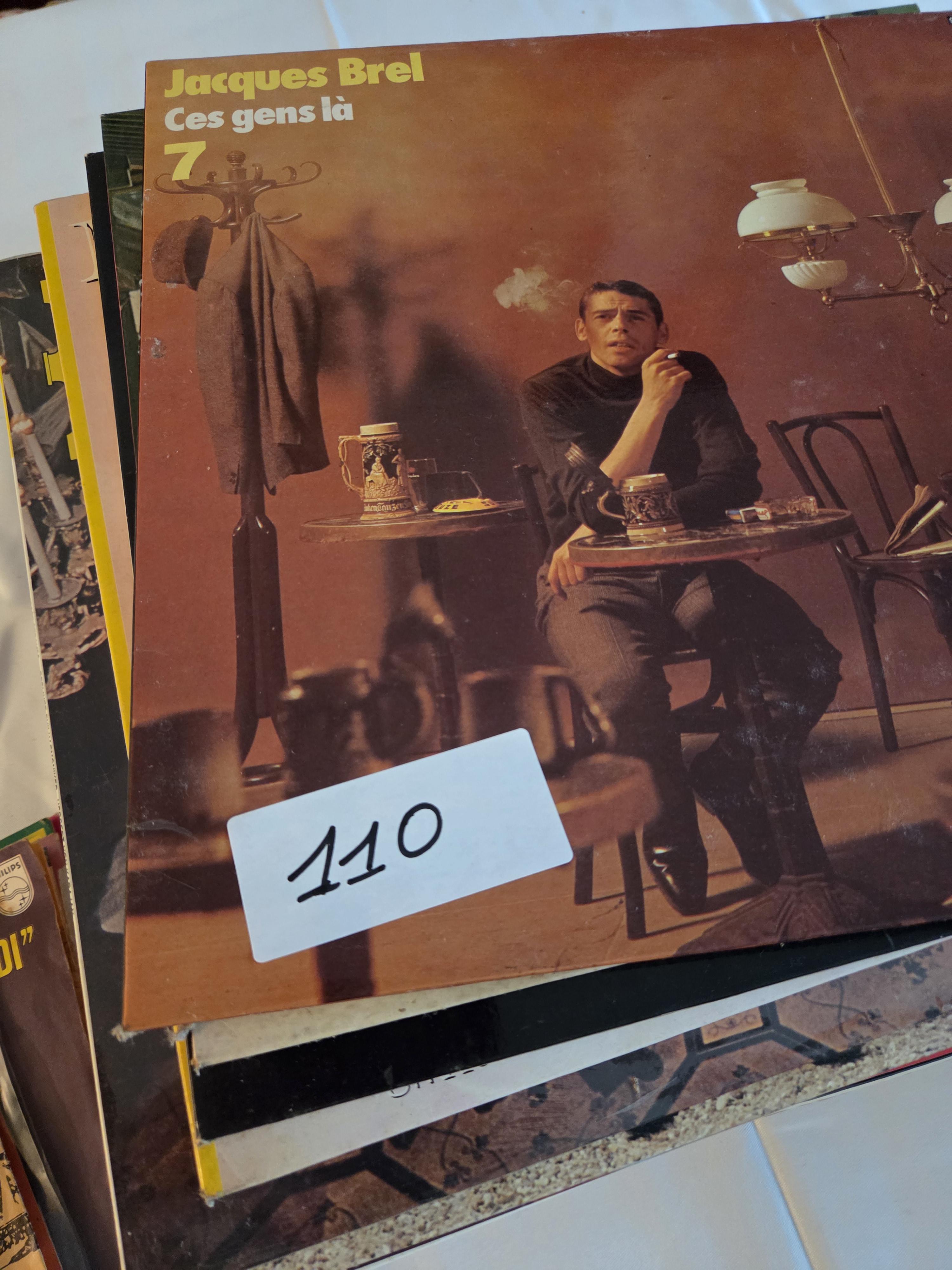 Stapel vinylplaten (lp's en singles), met onder andere werk van Jacques Brel (Ces gens là), Bourvil (Tendre Bourvil) en Rare Bird – Lot 110 – foto 4 – kavel bij Goeiendeal, Jette