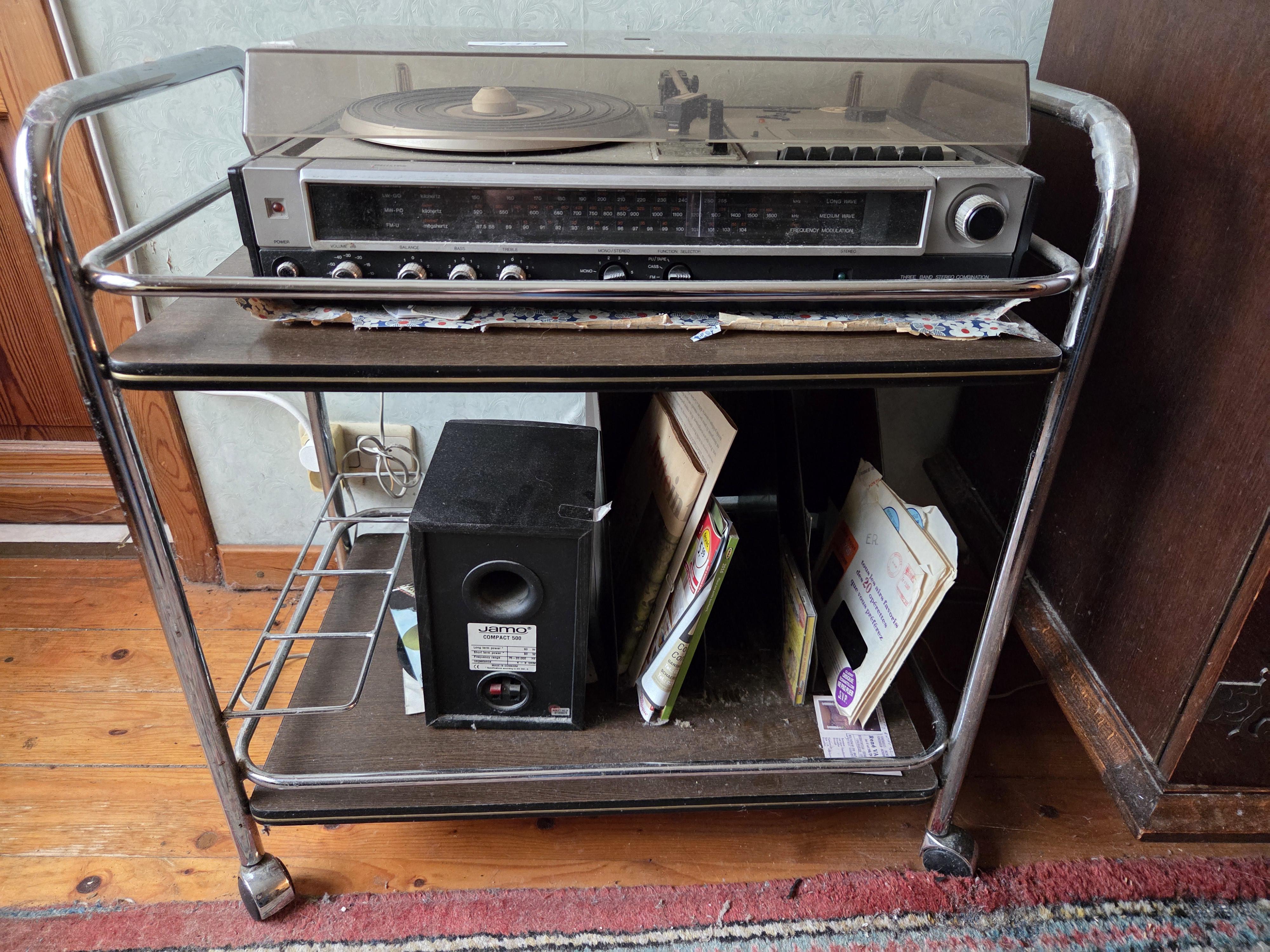 Vintage Philips audio-installatie met een geïntegreerde platenspeler en cassettedeck onder een kunststof stofkap – Lot 111 – foto 2 – kavel bij Goeiendeal, Jette
