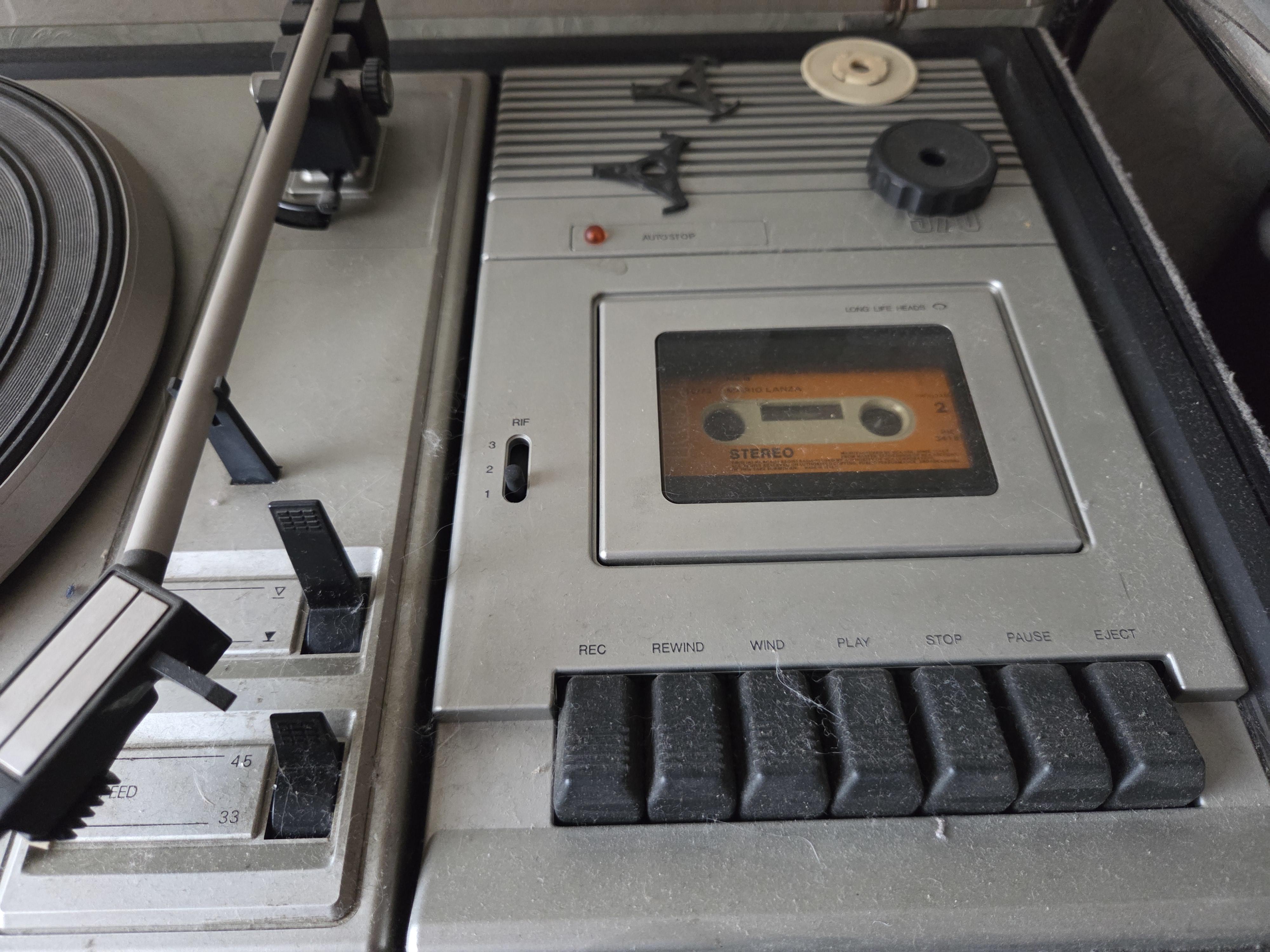 Vintage Philips audio-installatie met een geïntegreerde platenspeler en cassettedeck onder een kunststof stofkap – Lot 111 – foto 3 – kavel bij Goeiendeal, Jette
