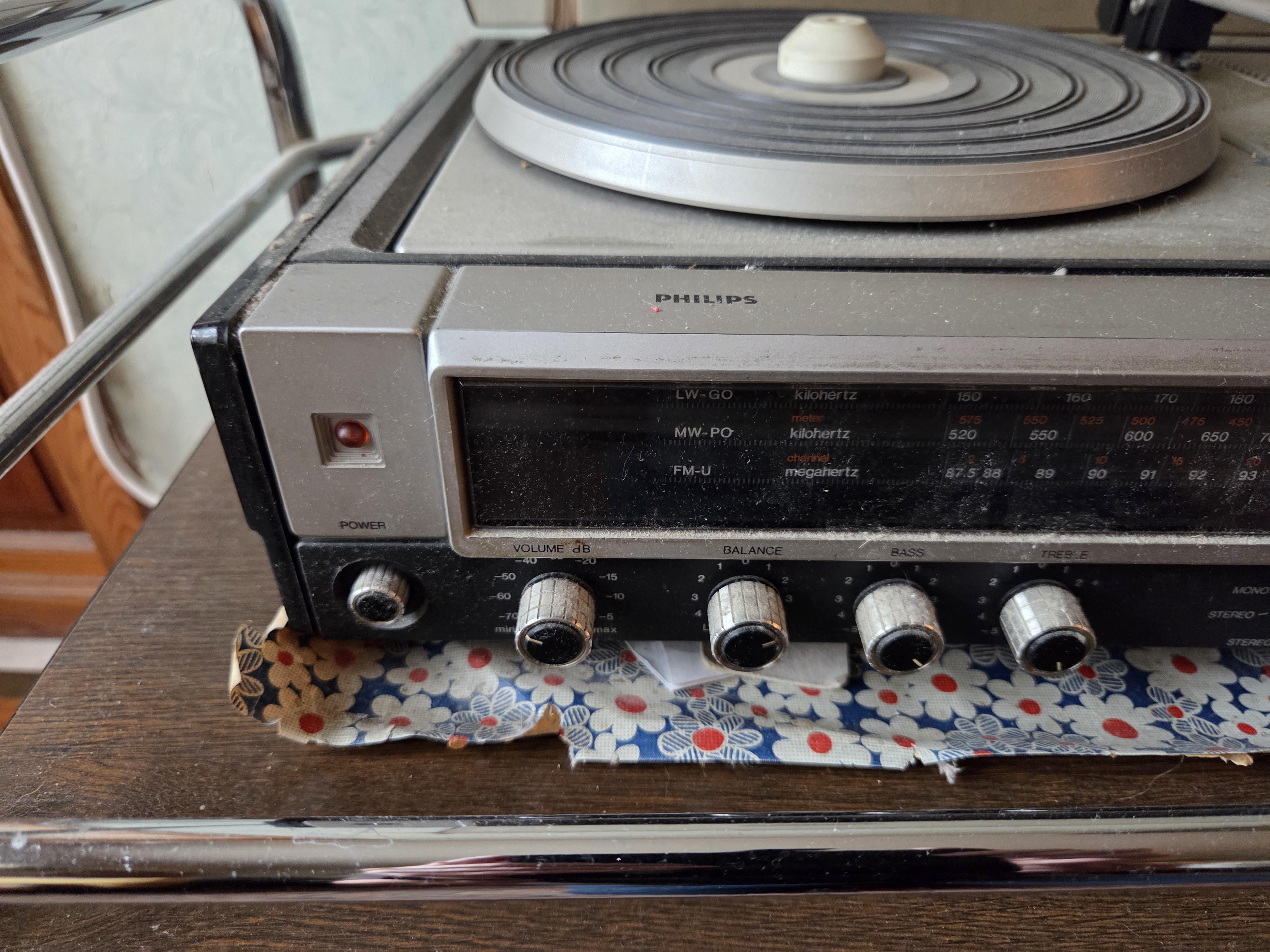 Vintage Philips audio-installatie met een geïntegreerde platenspeler en cassettedeck onder een kunststof stofkap – Lot 111 – foto 4 – kavel bij Goeiendeal, Jette