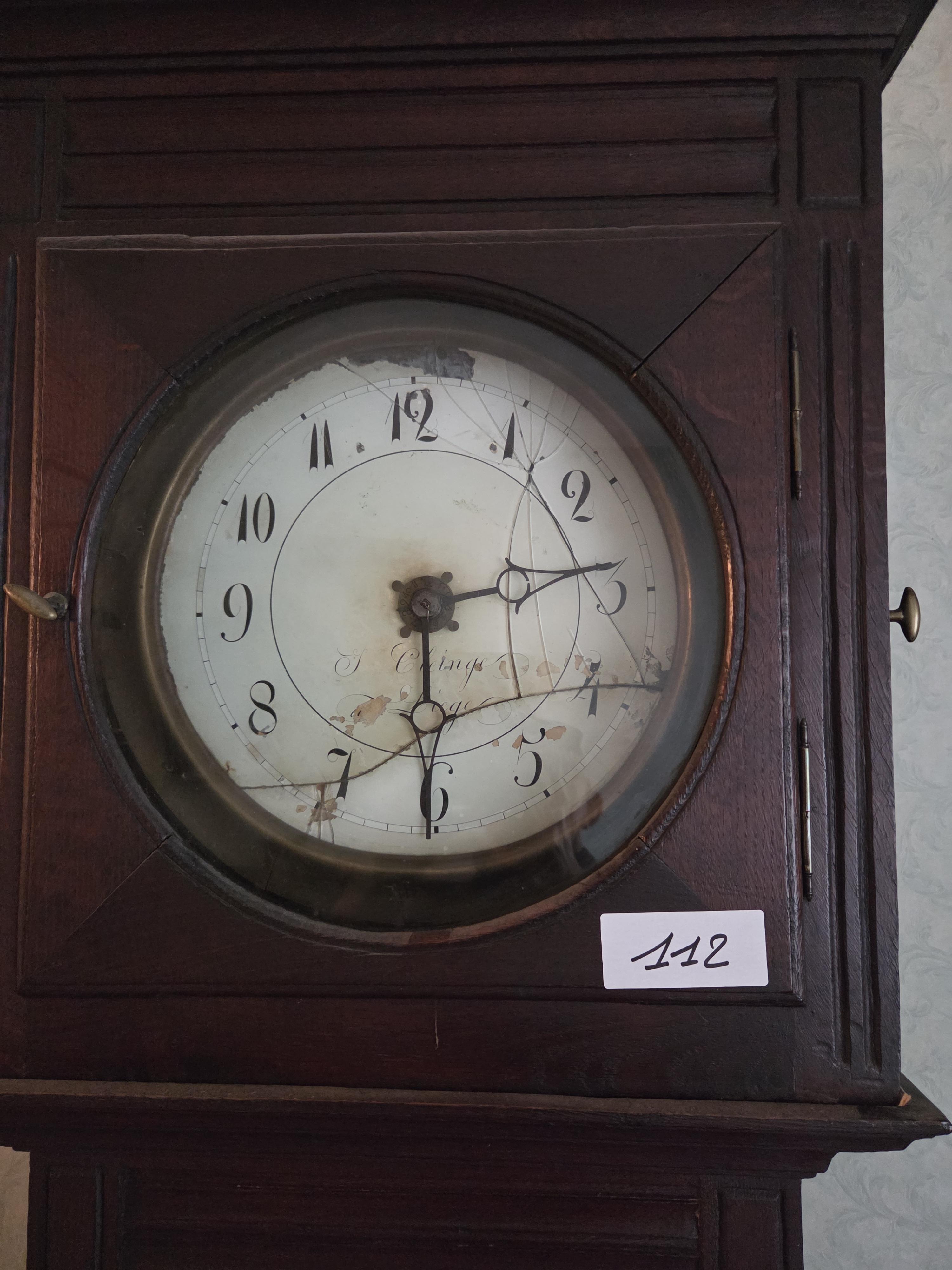 Klassieke staande klok / lantaarnklok in een hoge houten kast met barsten in de ronde wijzerplaat – Lot 112 – foto 2 – kavel bij Goeiendeal, Jette