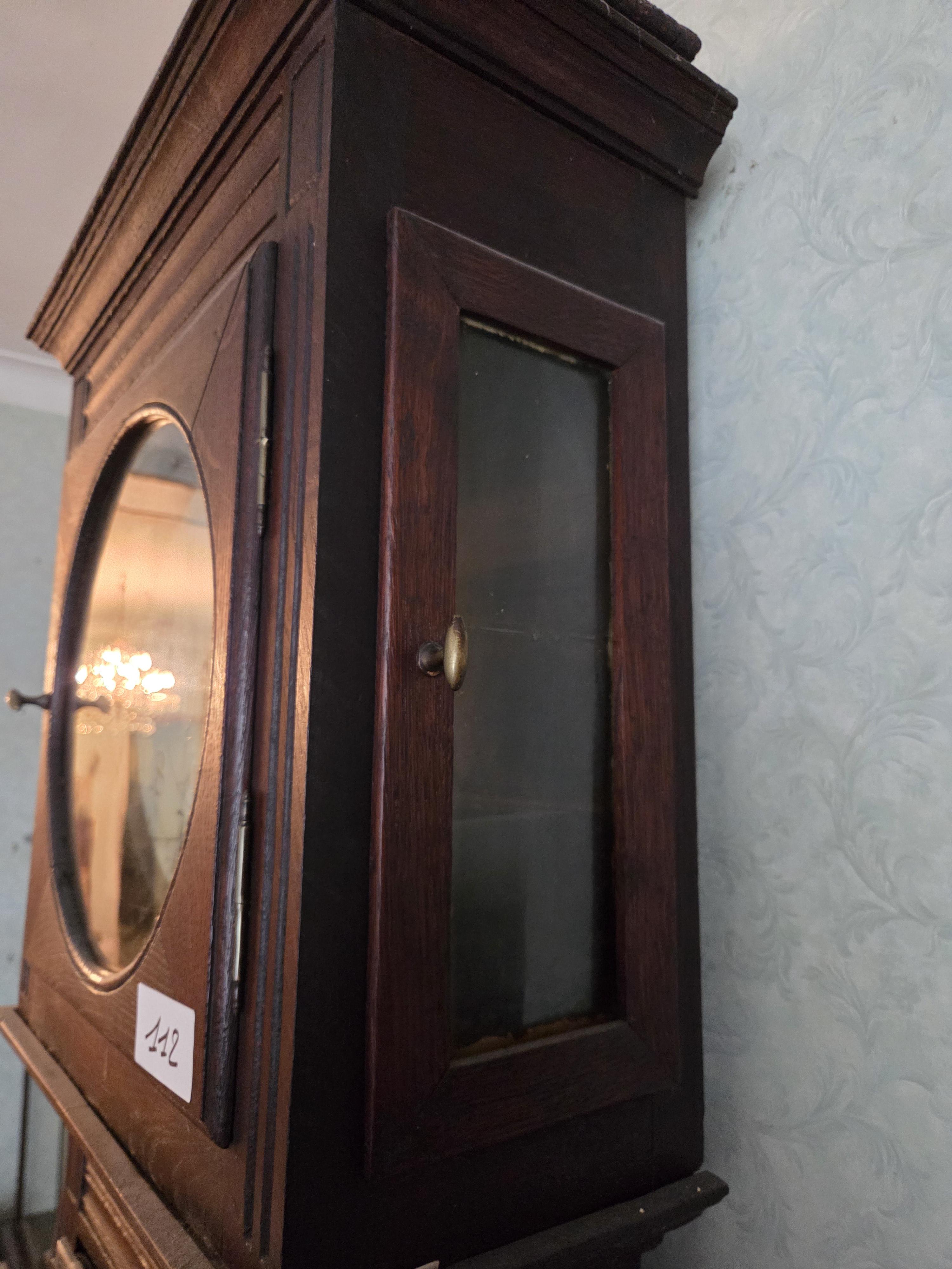 Klassieke staande klok / lantaarnklok in een hoge houten kast met barsten in de ronde wijzerplaat – Lot 112 – foto 4 – kavel bij Goeiendeal, Jette