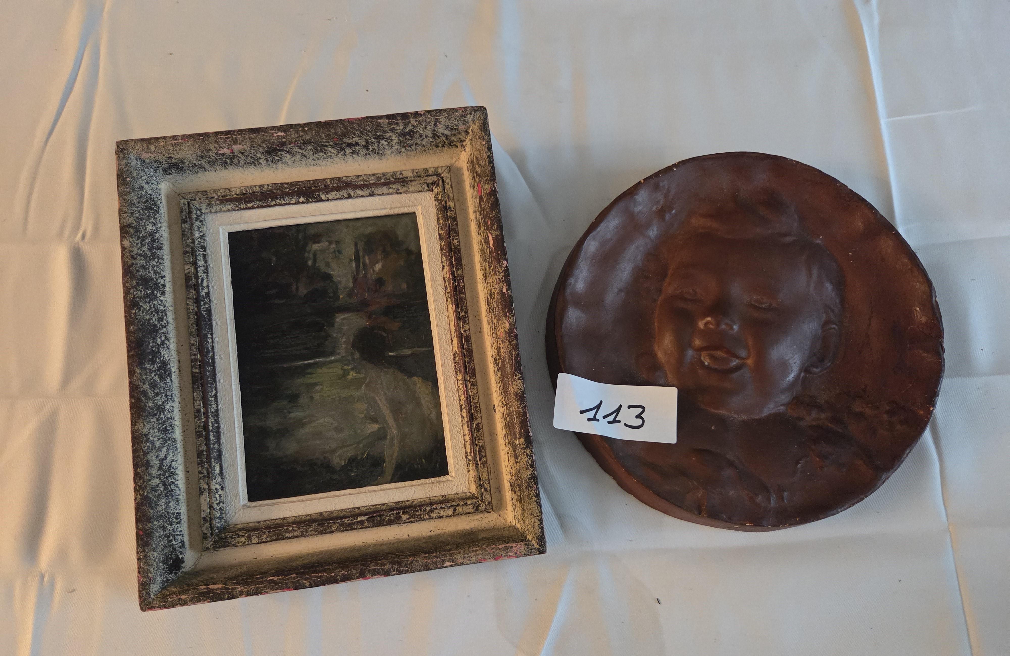 Set bestaande uit een klein ingelijst schilderij van een figuur bij het water en een rond reliëfportret van een kind – Lot 113 – kavel bij Goeiendeal, Jette