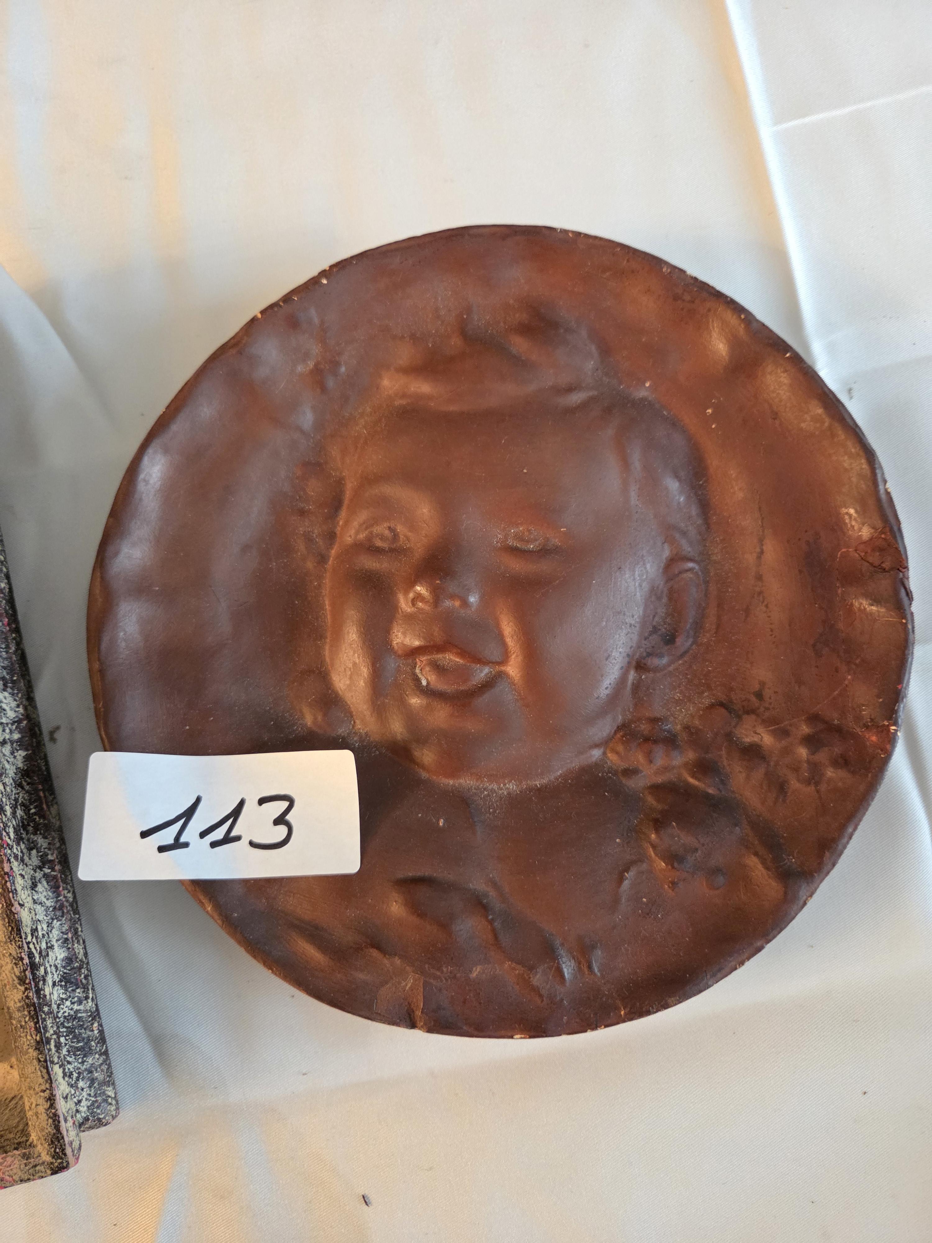 Set bestaande uit een klein ingelijst schilderij van een figuur bij het water en een rond reliëfportret van een kind – Lot 113 – foto 3 – kavel bij Goeiendeal, Jette