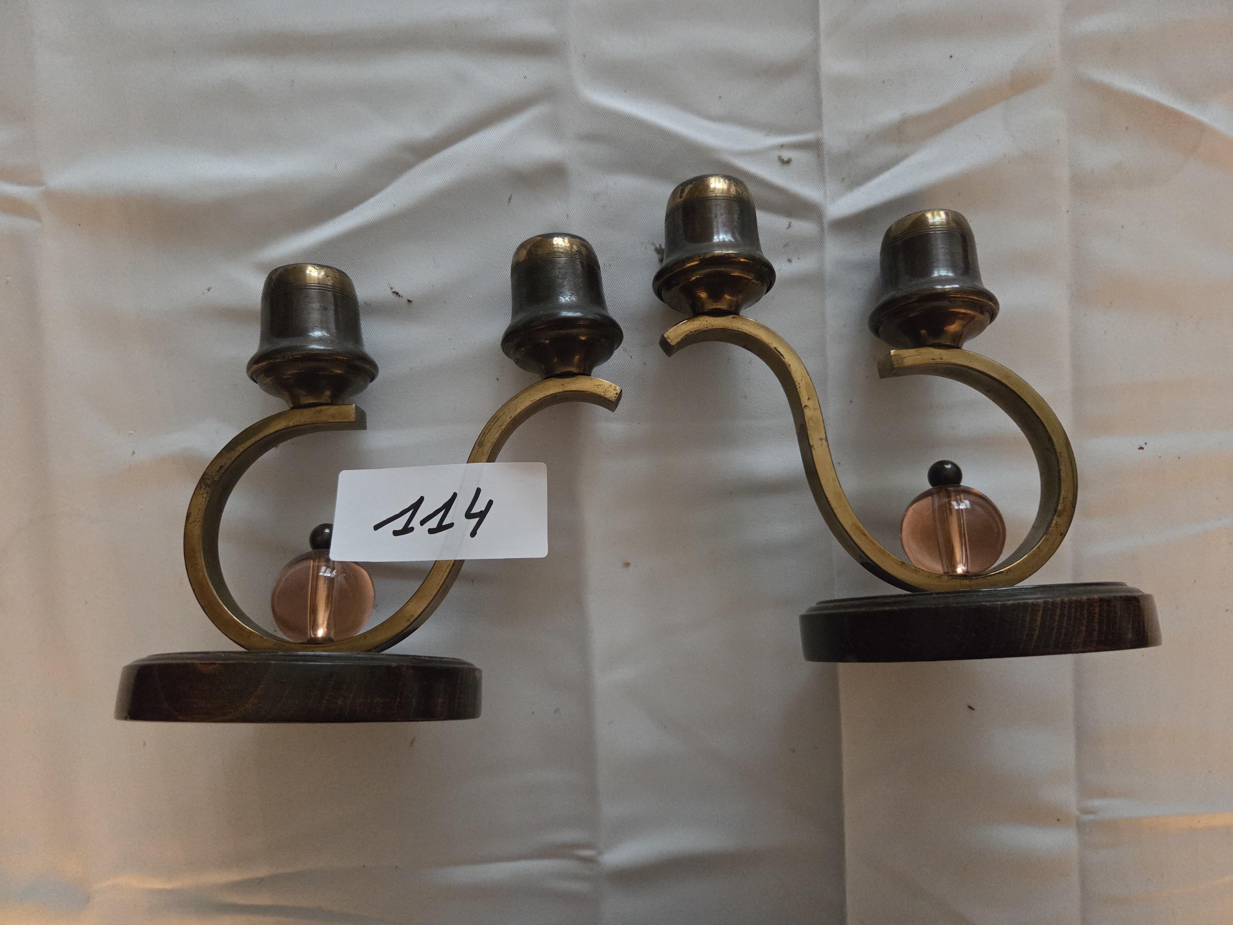 Paar tweearmige kandelaars met gebogen armen, elk voorzien van een roze glazen boldecoratie – Lot 114 – kavel bij Goeiendeal, Jette