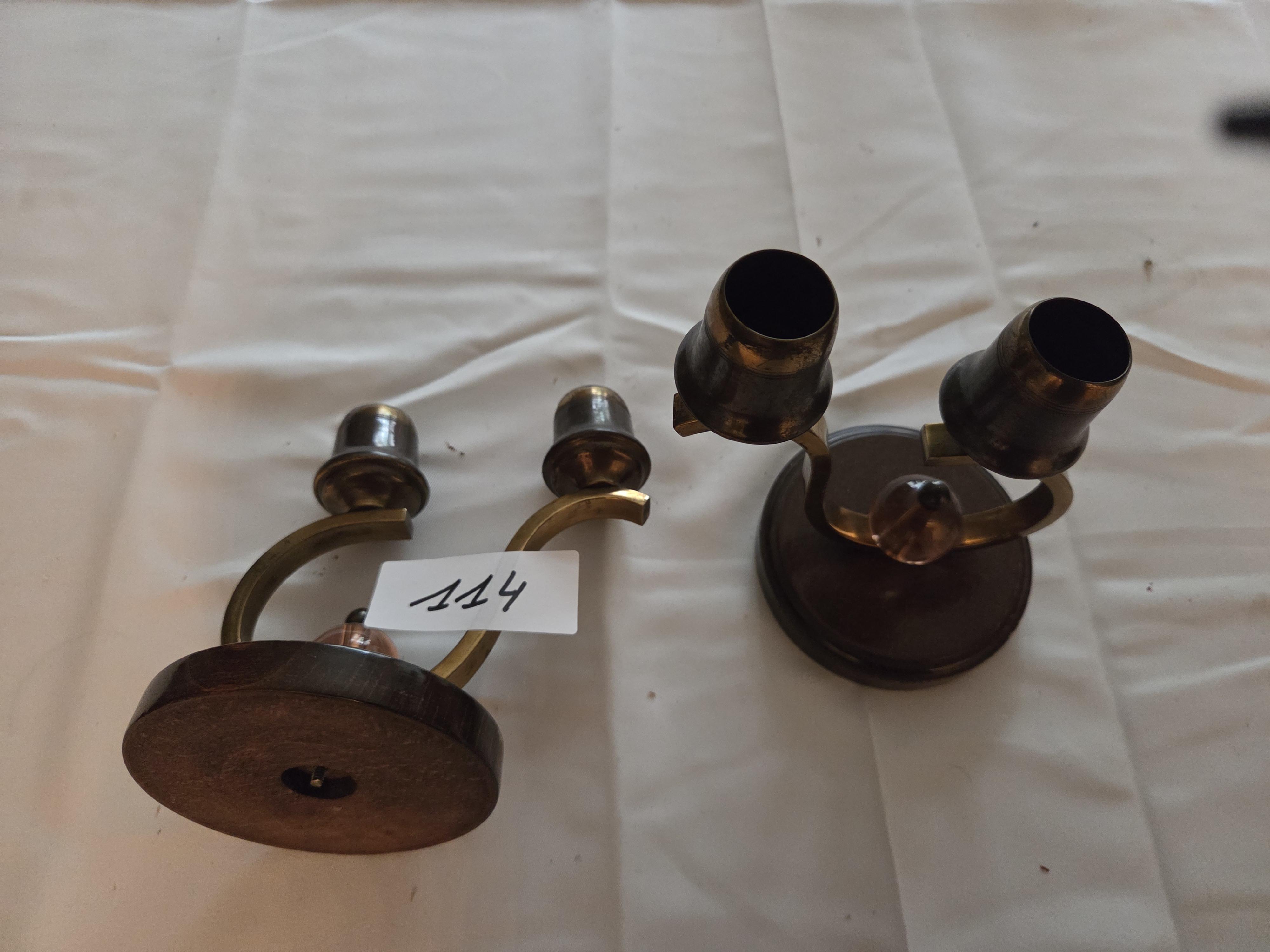 Paar tweearmige kandelaars met gebogen armen, elk voorzien van een roze glazen boldecoratie – Lot 114 – foto 2 – kavel bij Goeiendeal, Jette