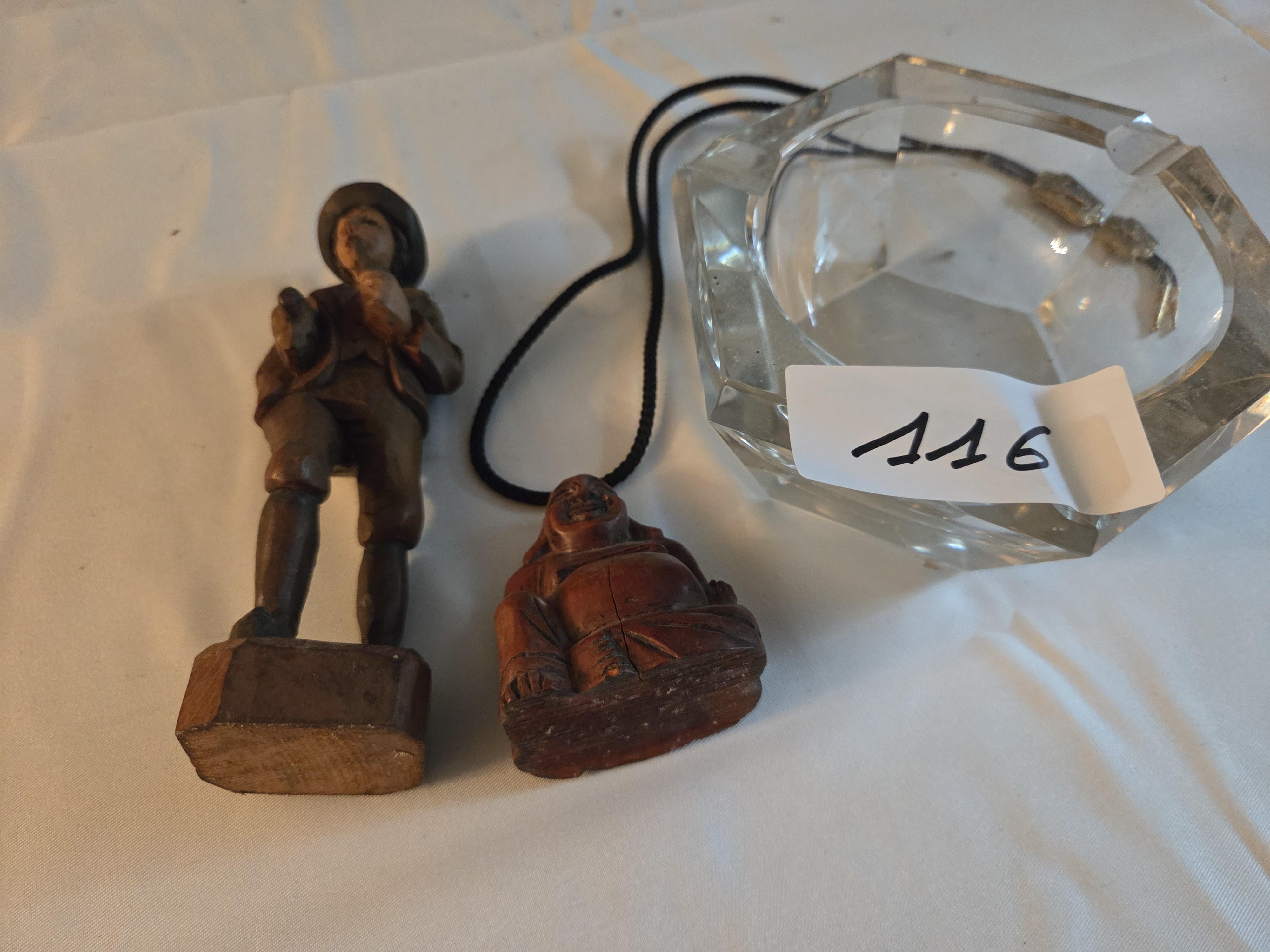 Kavel met kleingoed, waaronder een glazen asbak, een bolo tie met stierenkop en twee houten snijwerkjes – Lot 116 – foto 2 – kavel bij Goeiendeal, Jette