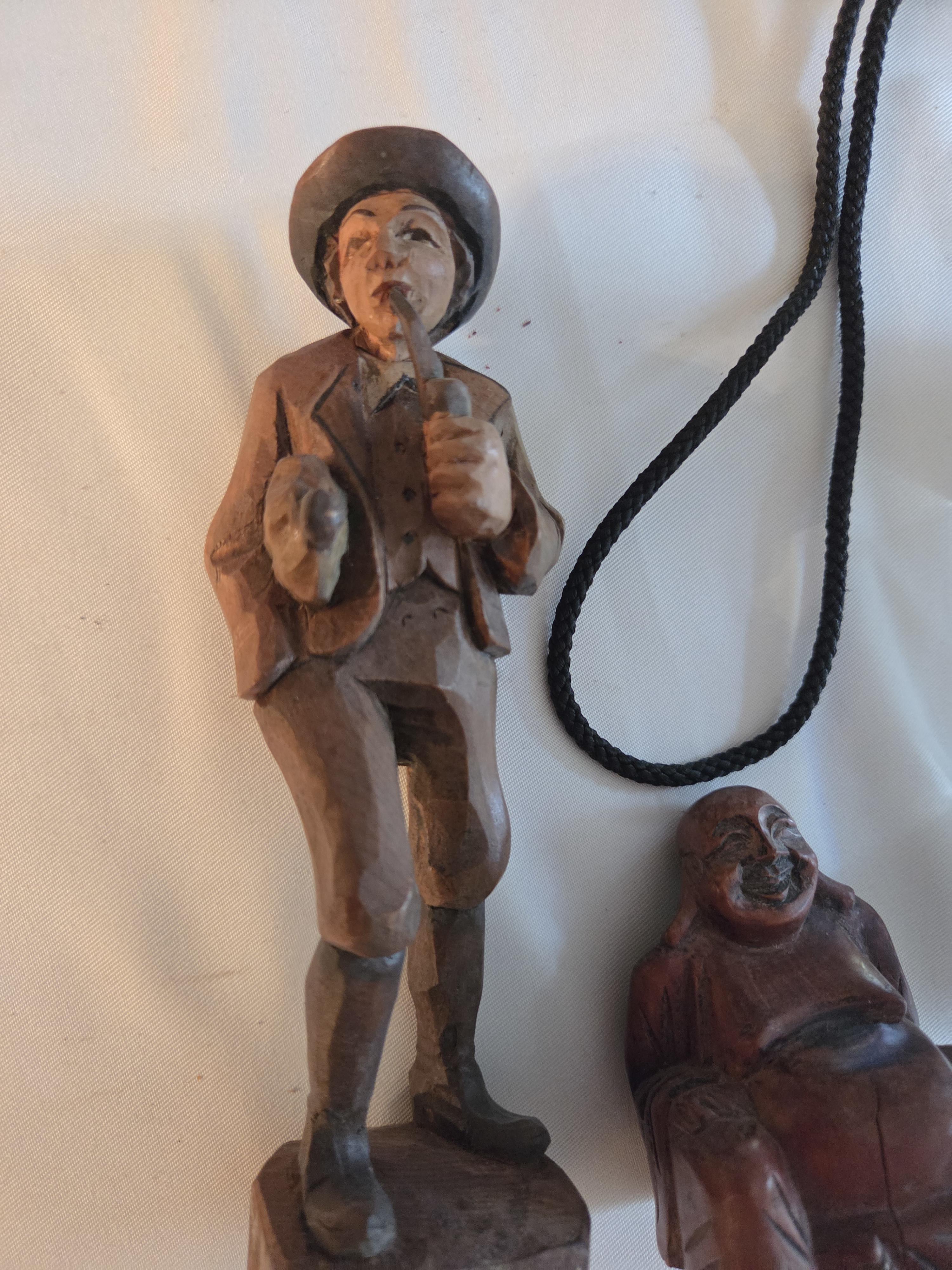 Kavel met kleingoed, waaronder een glazen asbak, een bolo tie met stierenkop en twee houten snijwerkjes – Lot 116 – foto 3 – kavel bij Goeiendeal, Jette