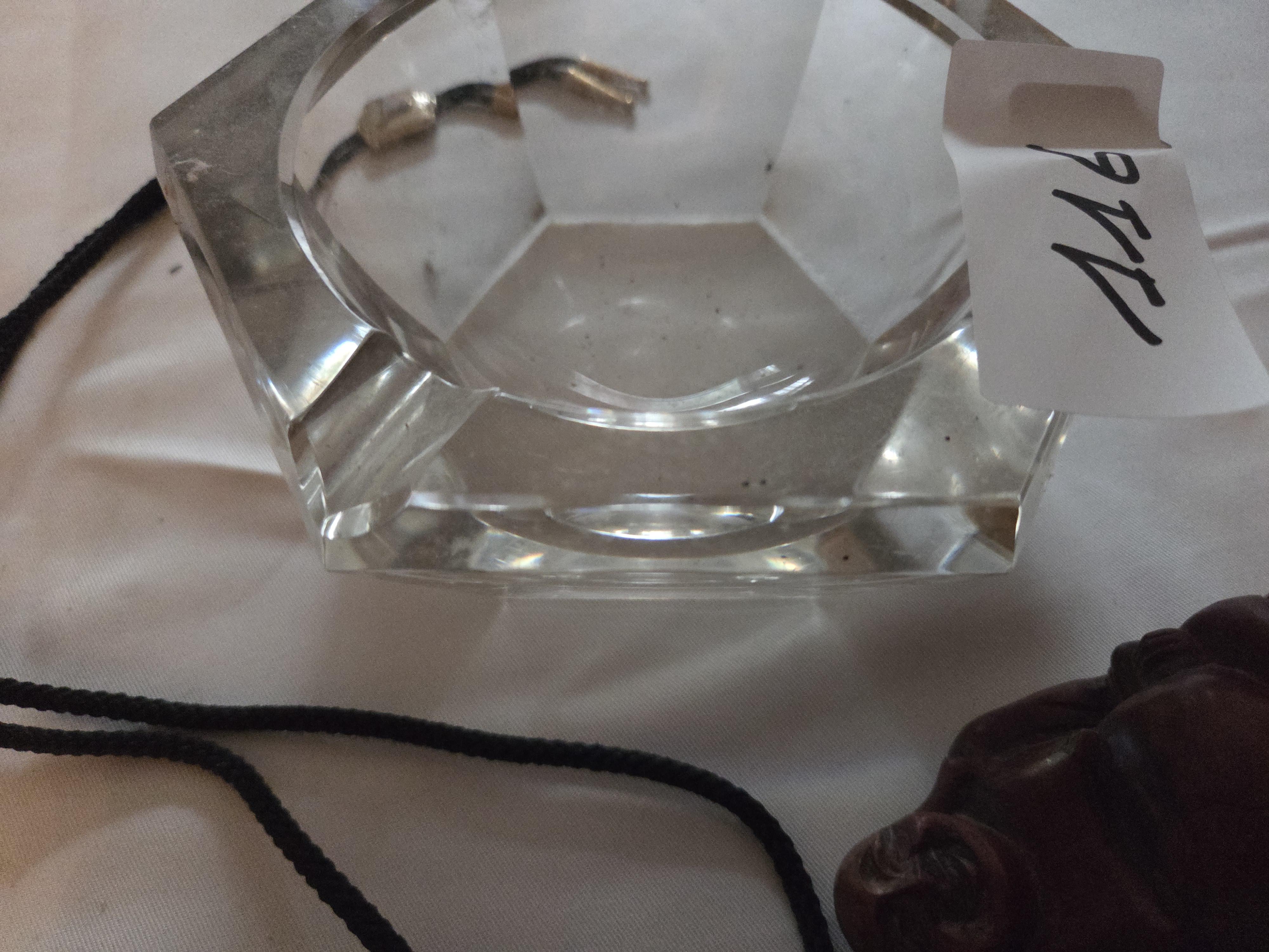Kavel met kleingoed, waaronder een glazen asbak, een bolo tie met stierenkop en twee houten snijwerkjes – Lot 116 – foto 4 – kavel bij Goeiendeal, Jette