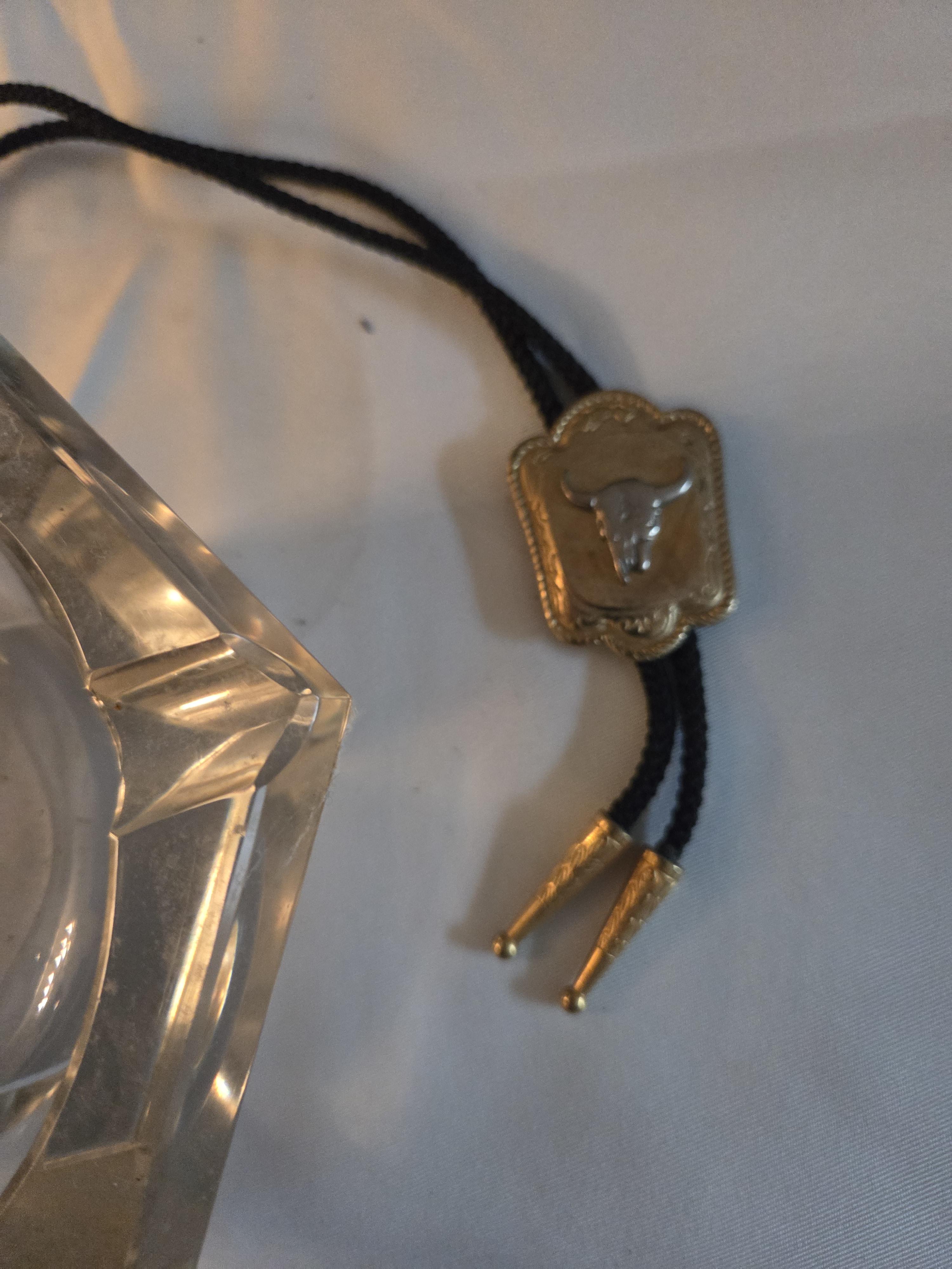 Kavel met kleingoed, waaronder een glazen asbak, een bolo tie met stierenkop en twee houten snijwerkjes – Lot 116 – foto 5 – kavel bij Goeiendeal, Jette
