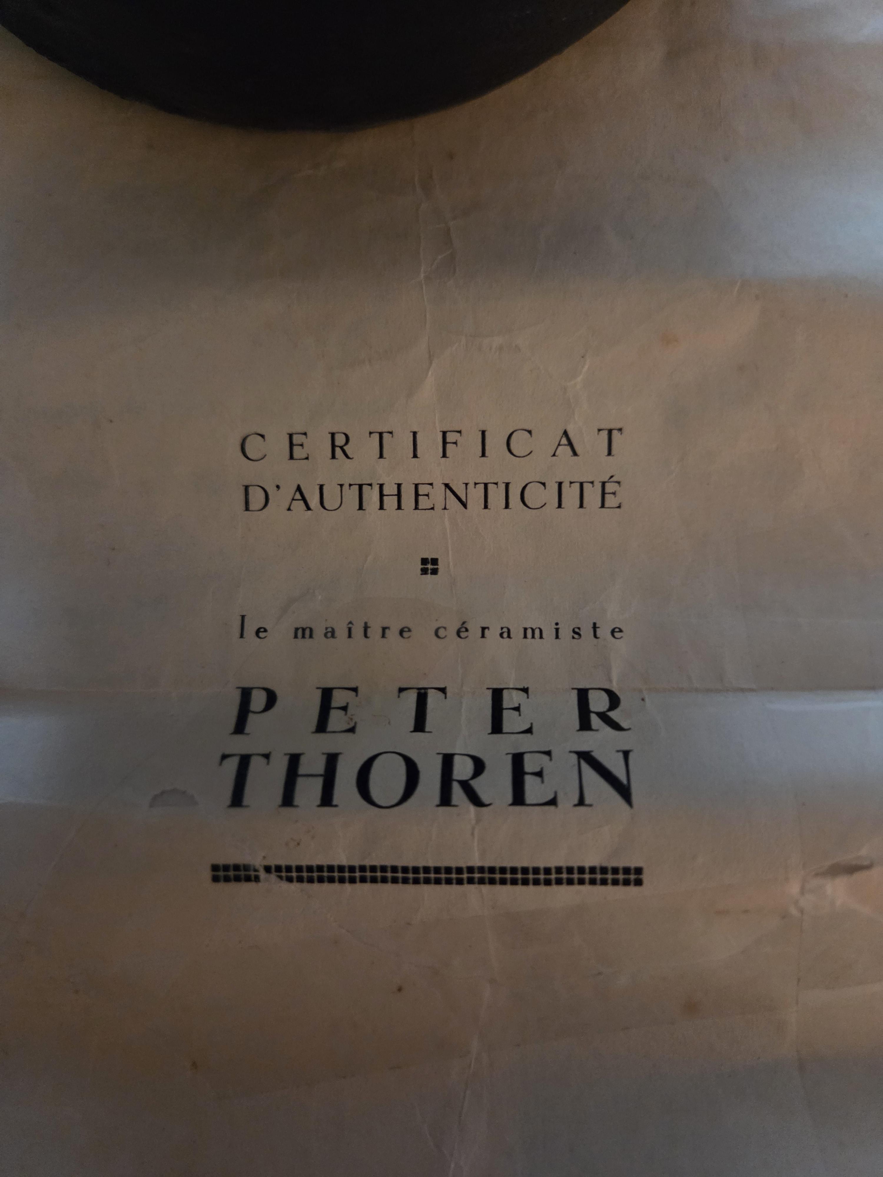 Keramische drankkruik met bijbehorende bekers en echtheidscertificaat van pottenbakker Peter Thoren – Lot 117 – foto 2 – kavel bij Goeiendeal, Jette