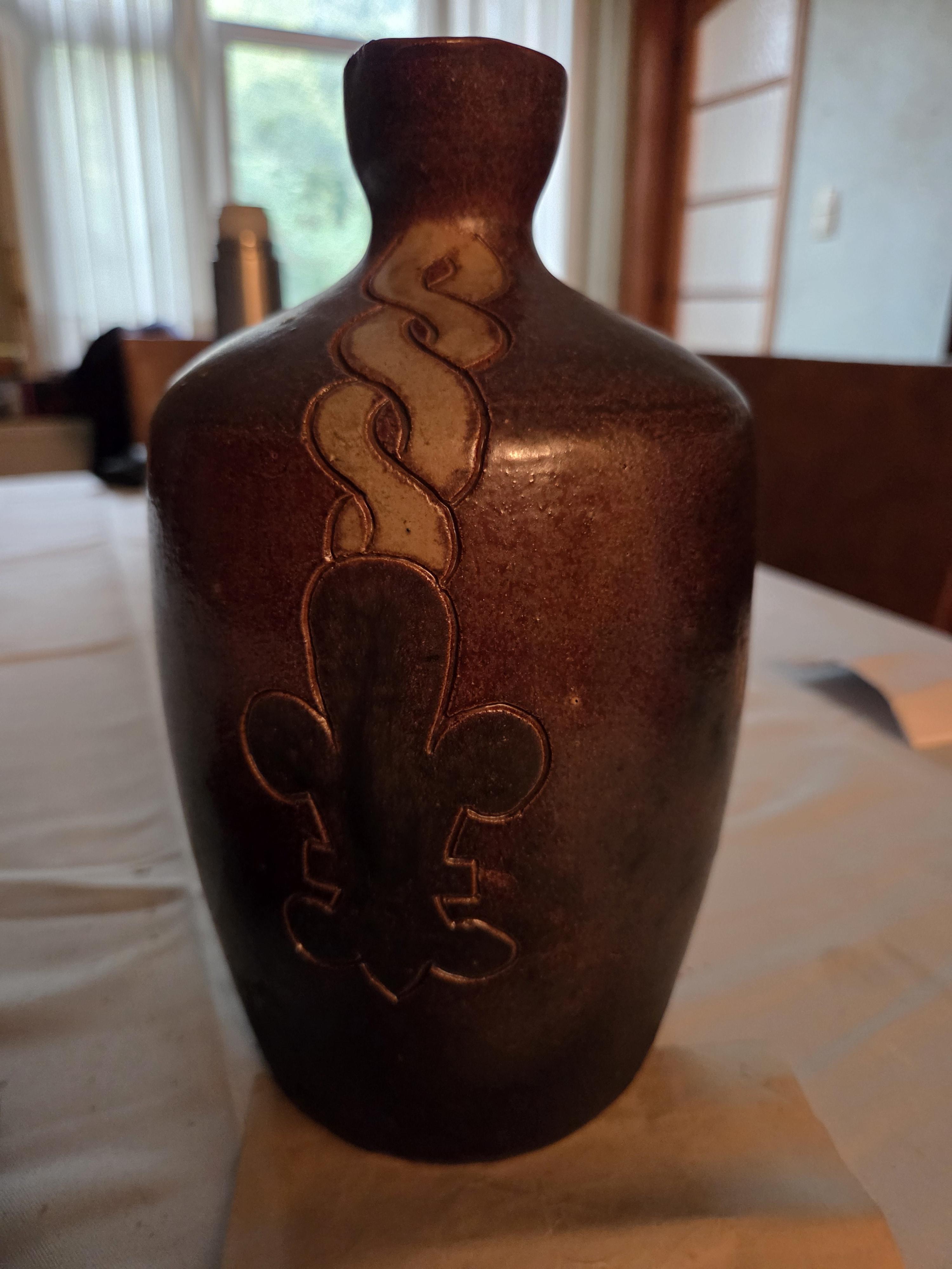 Keramische drankkruik met bijbehorende bekers en echtheidscertificaat van pottenbakker Peter Thoren – Lot 117 – foto 3 – kavel bij Goeiendeal, Jette