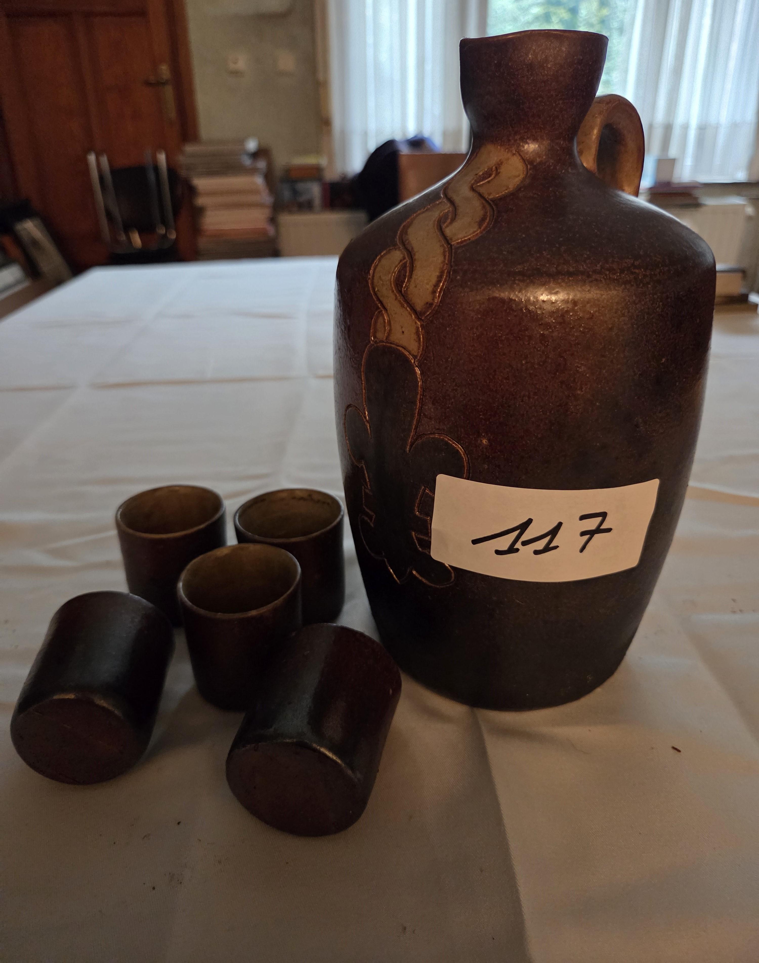 Keramische drankkruik met bijbehorende bekers en echtheidscertificaat van pottenbakker Peter Thoren – Lot 117 – foto 5 – kavel bij Goeiendeal, Jette