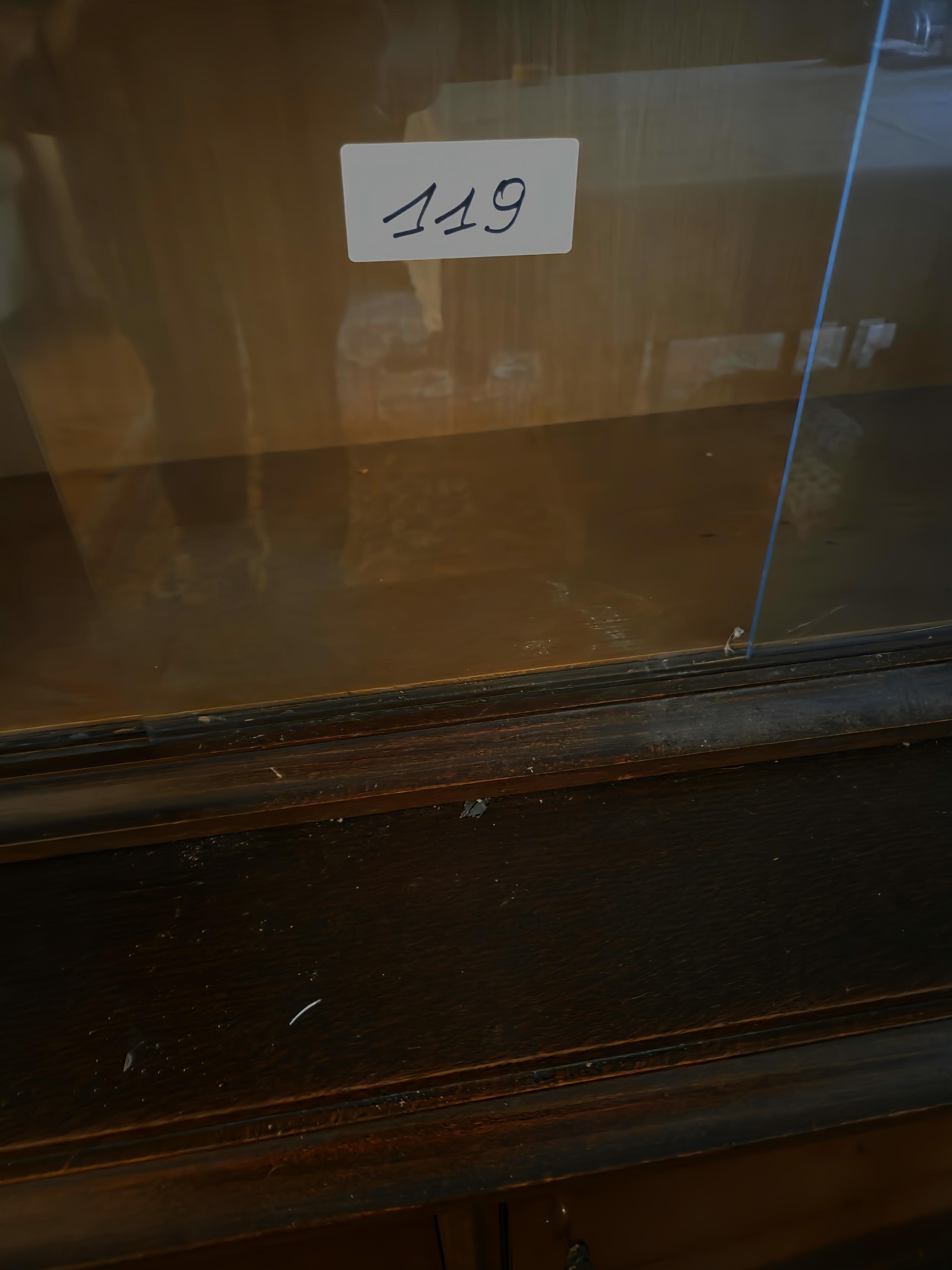 Klassieke houten vitrinekast met glazen schuifdeuren en een gesloten onderkast, leeg verkocht – Lot 119 – foto 3 – kavel bij Goeiendeal, Jette