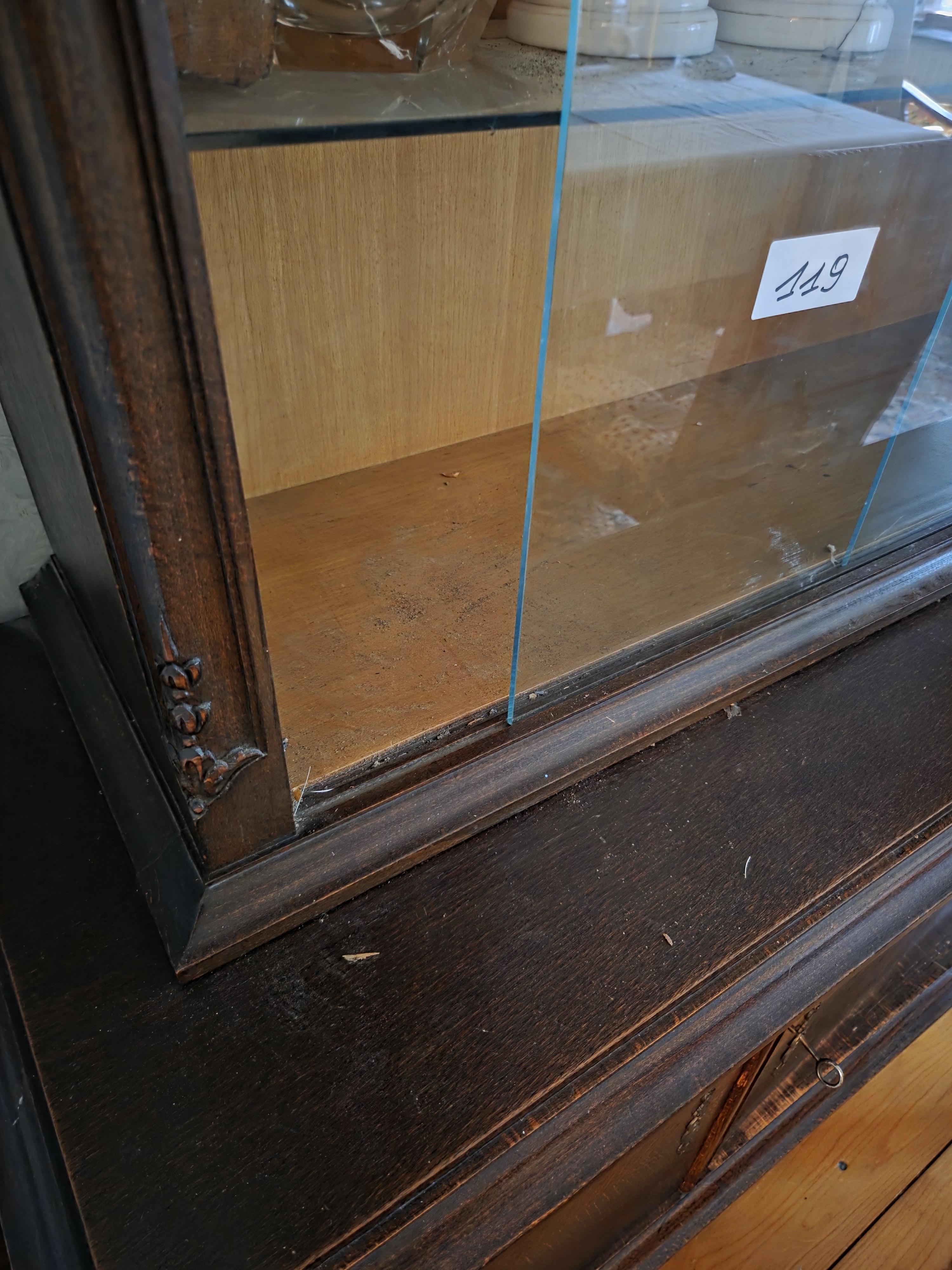 Klassieke houten vitrinekast met glazen schuifdeuren en een gesloten onderkast, leeg verkocht – Lot 119 – foto 2 – kavel bij Goeiendeal, Jette