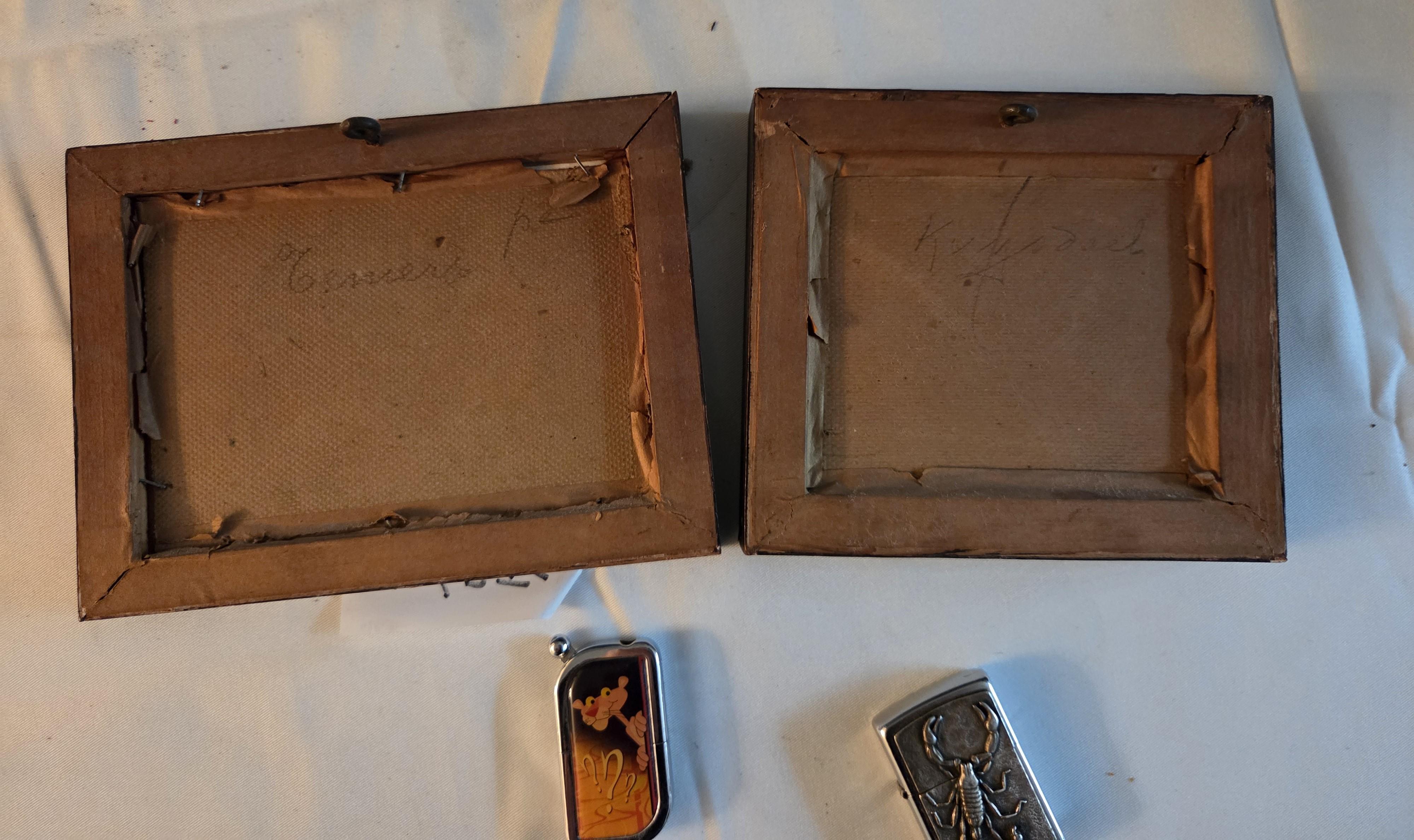 Set bestaande uit twee kleine schilderijtjes in goudkleurige lijsten (tavernescène en molen aan het water) en twee Aanstekers – Lot 124 – foto 4 – kavel bij Goeiendeal, Jette