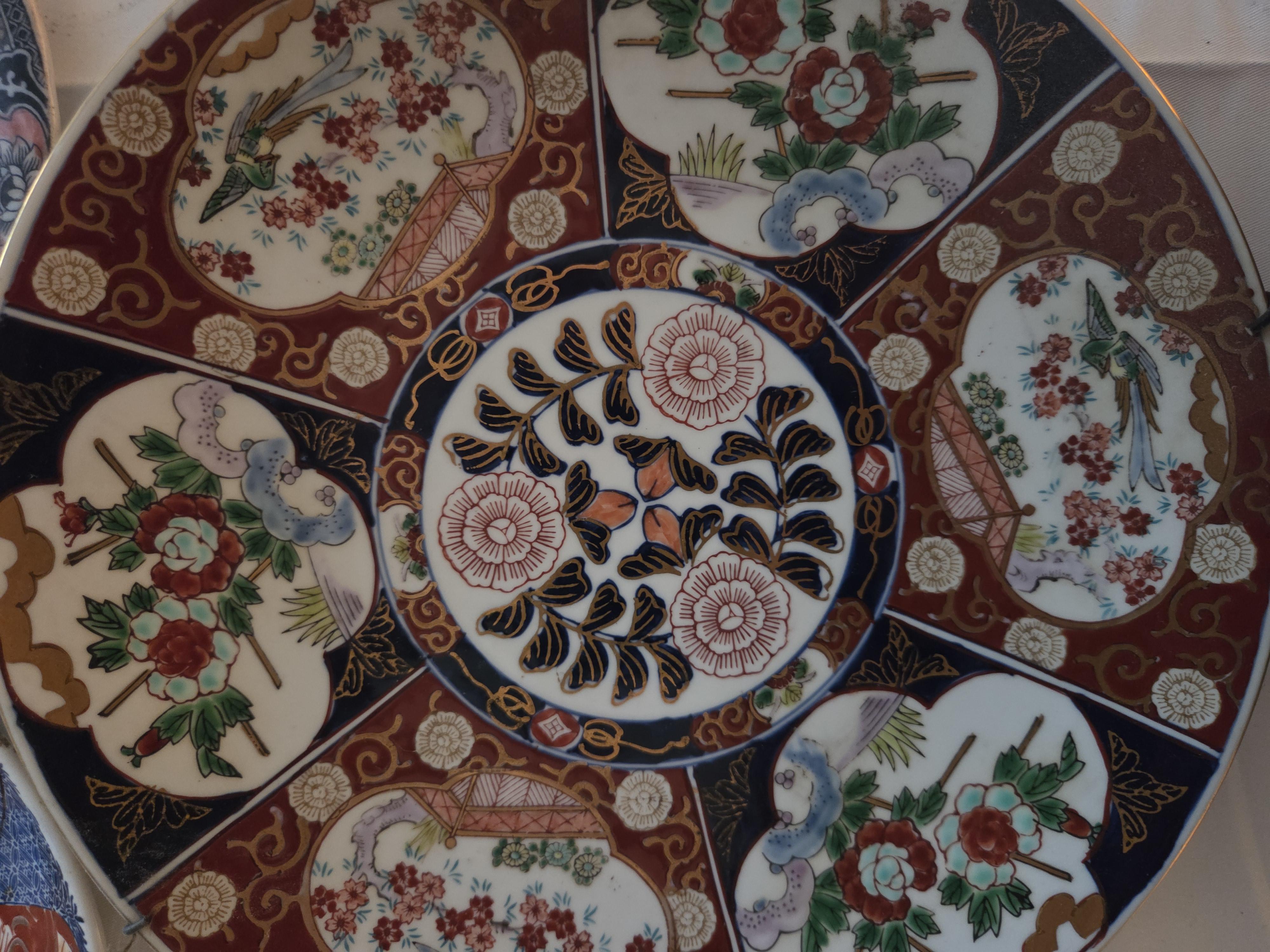 Set van drie Aziatische wandborden met meerkleurige florale en traditionele decors – Lot 125 – foto 2 – kavel bij Goeiendeal, Jette