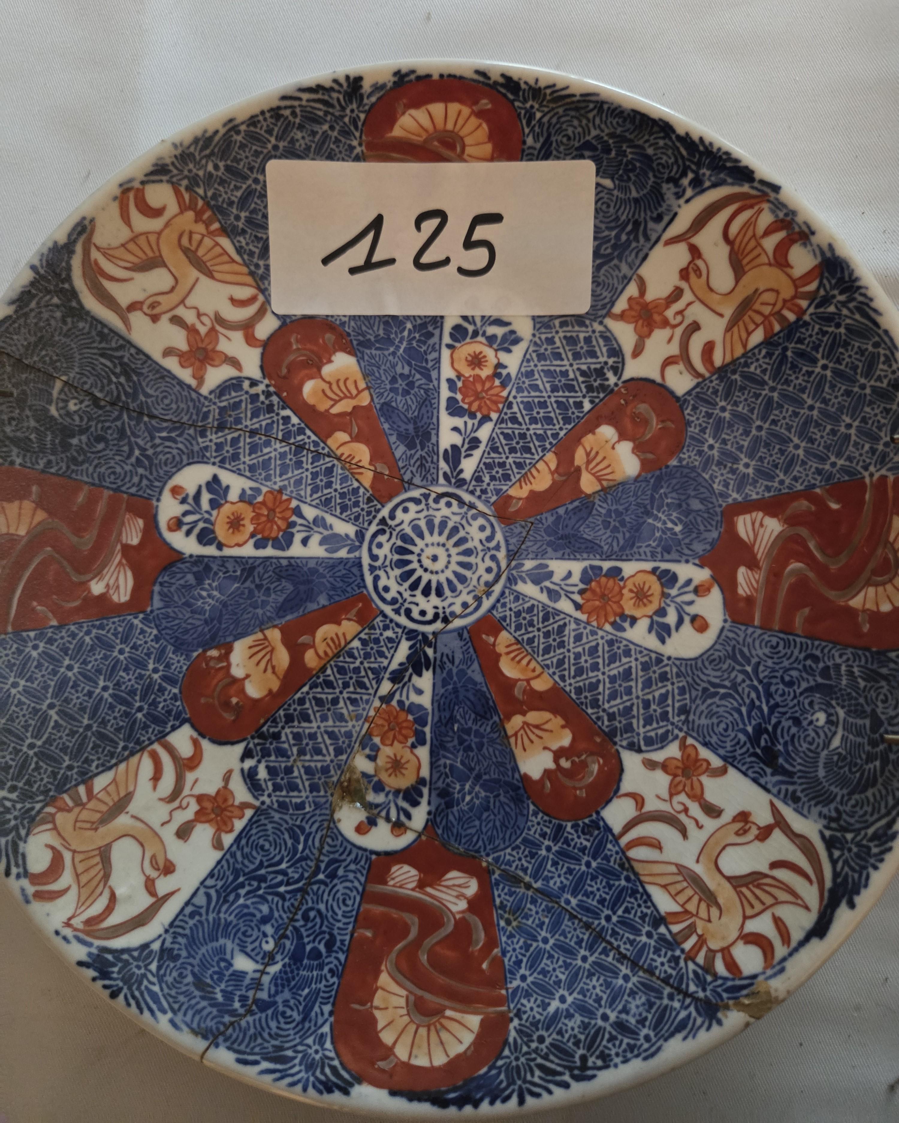 Set van drie Aziatische wandborden met meerkleurige florale en traditionele decors – Lot 125 – foto 3 – kavel bij Goeiendeal, Jette