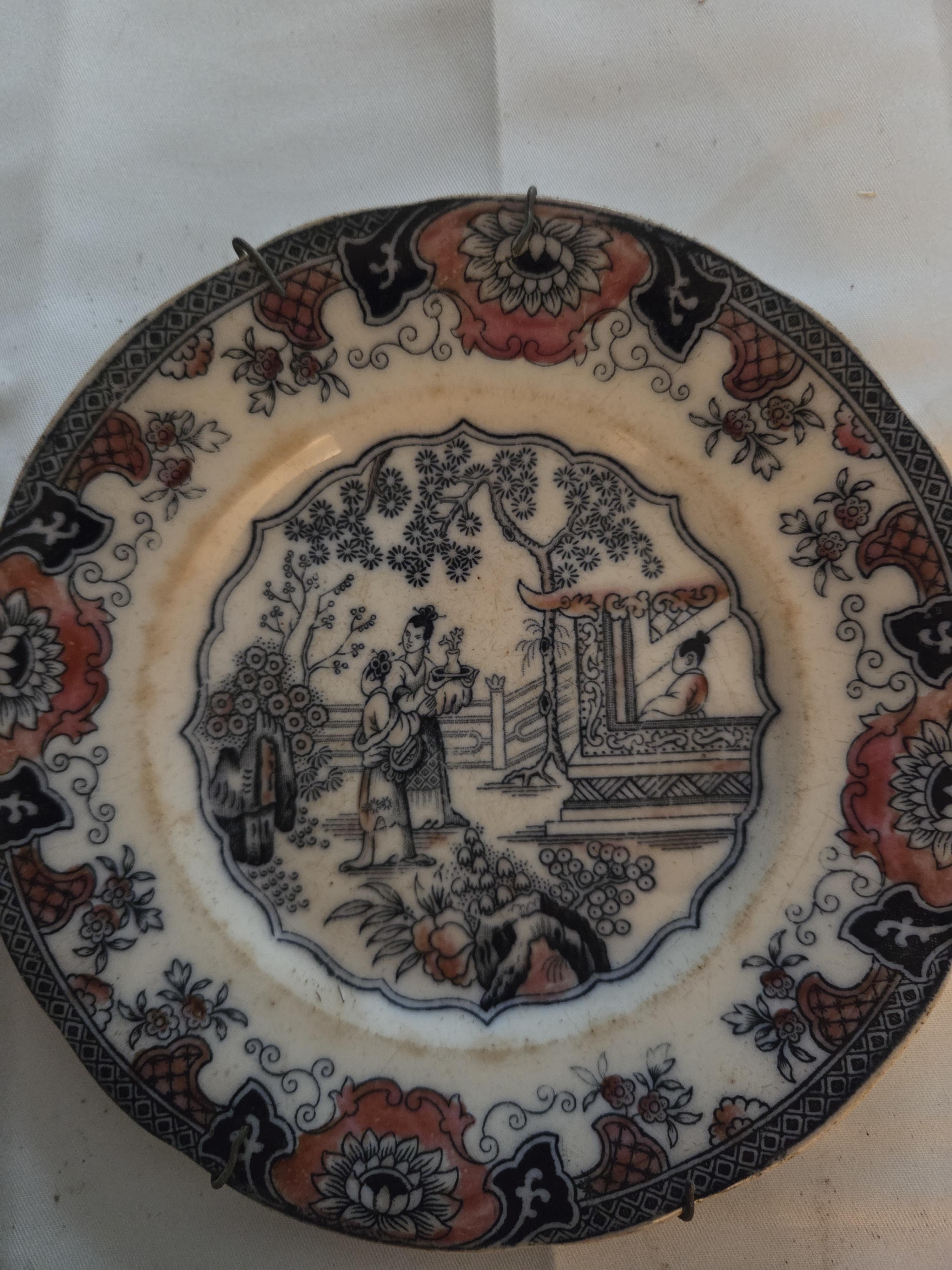 Set van drie Aziatische wandborden met meerkleurige florale en traditionele decors – Lot 125 – foto 4 – kavel bij Goeiendeal, Jette