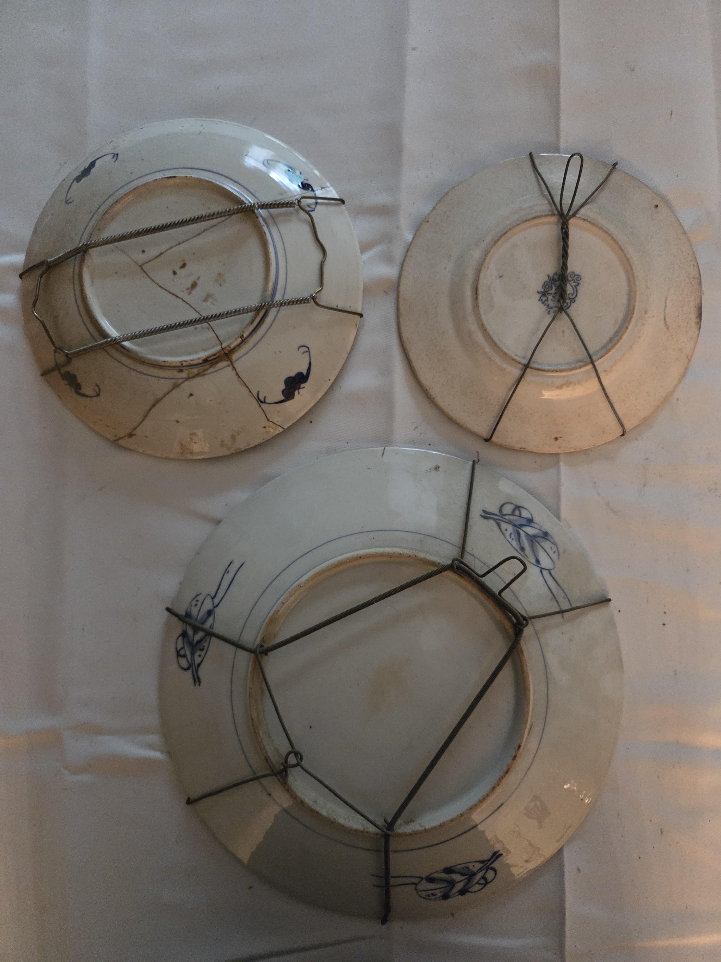 Set van drie Aziatische wandborden met meerkleurige florale en traditionele decors – Lot 125 – foto 5 – kavel bij Goeiendeal, Jette