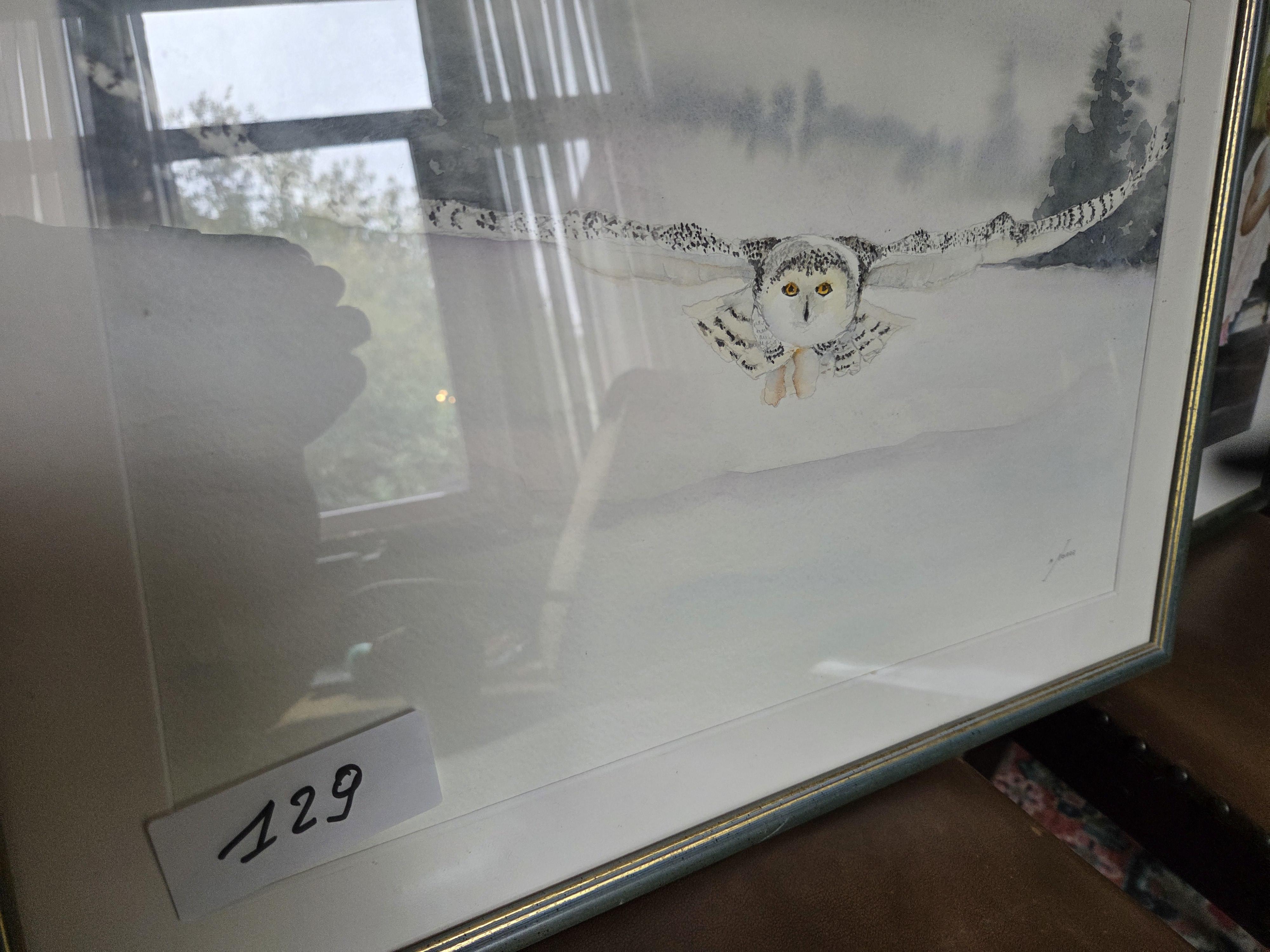 Set van twee ingelijste aquarellen: een vliegende sneeuwuil en een gehurkt kind bij een houten deur – Lot 129 – foto 2 – kavel bij Goeiendeal, Jette