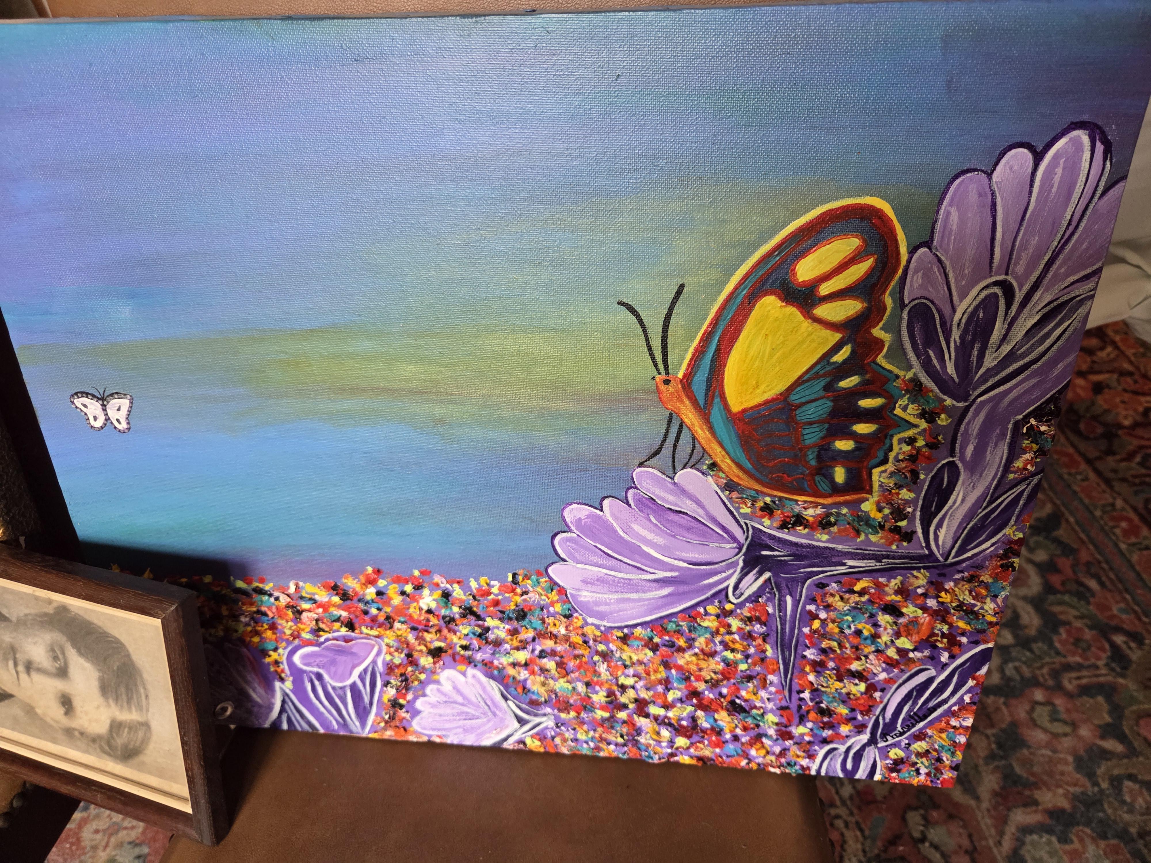 Set bestaande uit een grote ingelijste vogelprent, een kleurrijk schilderij van een vlinder bij paarse bloemen en een klein zwart-wit portret – Lot… – foto 3 – kavel bij Goeiendeal