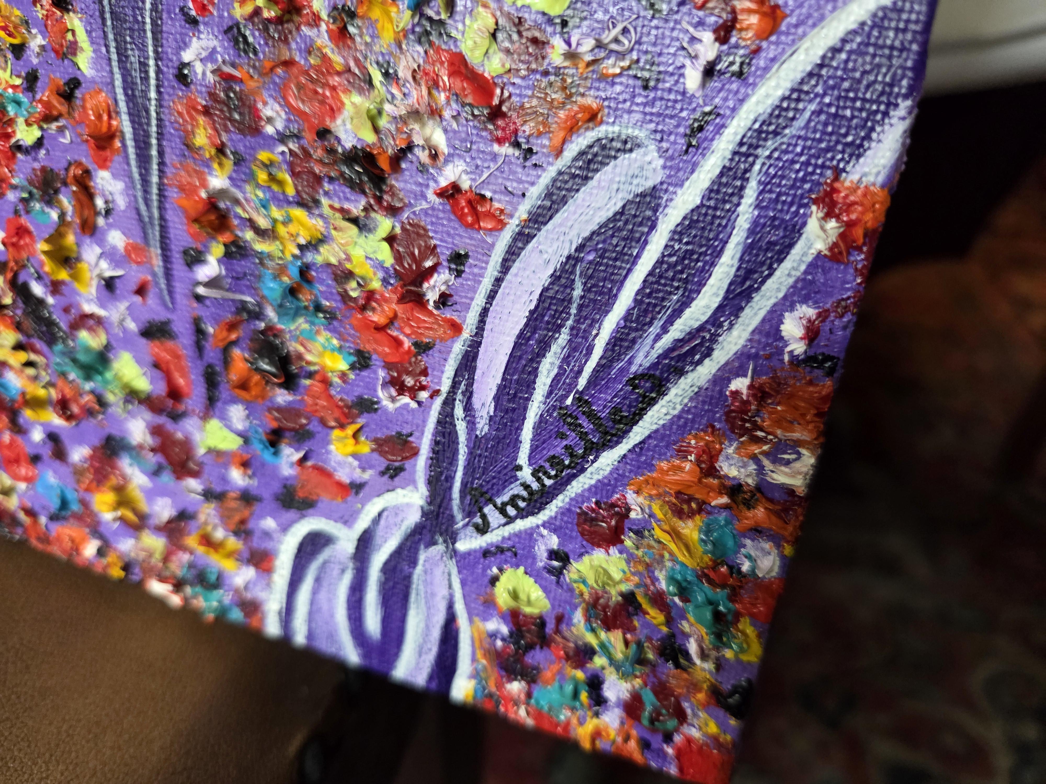 Set bestaande uit een grote ingelijste vogelprent, een kleurrijk schilderij van een vlinder bij paarse bloemen en een klein zwart-wit portret – Lot… – foto 4 – kavel bij Goeiendeal