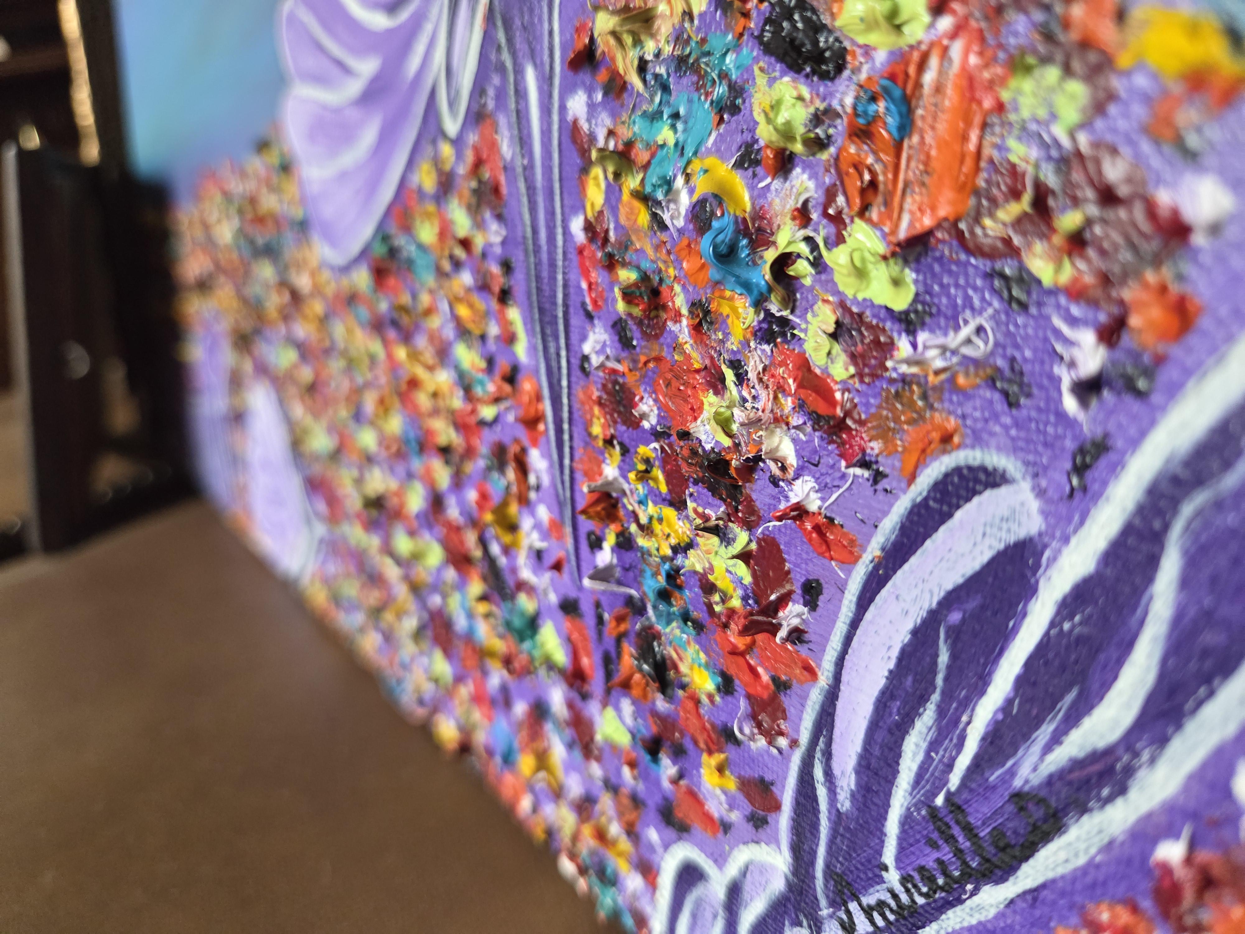 Set bestaande uit een grote ingelijste vogelprent, een kleurrijk schilderij van een vlinder bij paarse bloemen en een klein zwart-wit portret – Lot… – foto 5 – kavel bij Goeiendeal