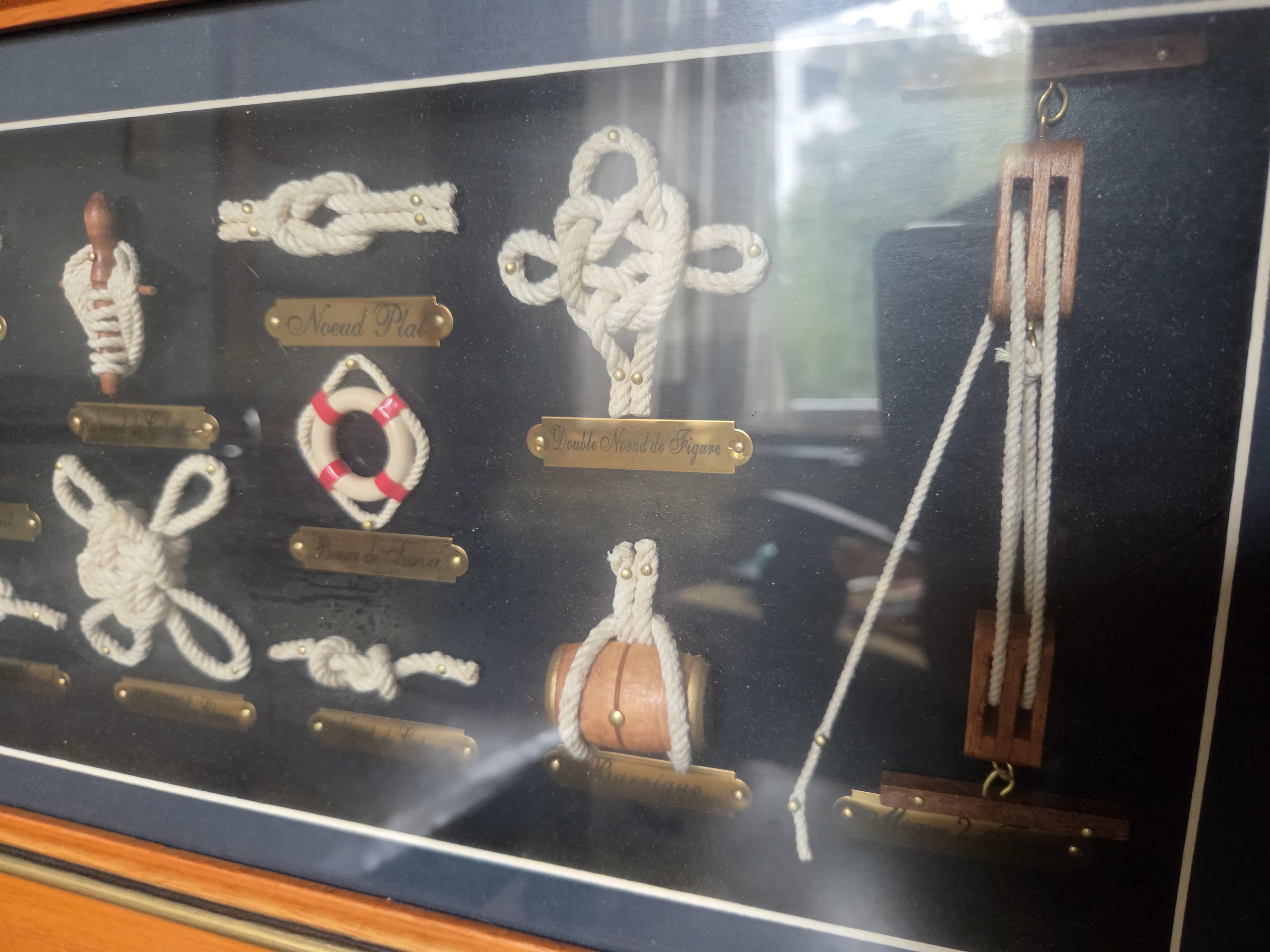 Groot maritiem knopenbord met diverse soorten zeemansknopen en een miniatuur zeilboot – Lot 133 – foto 2 – kavel bij Goeiendeal, Jette