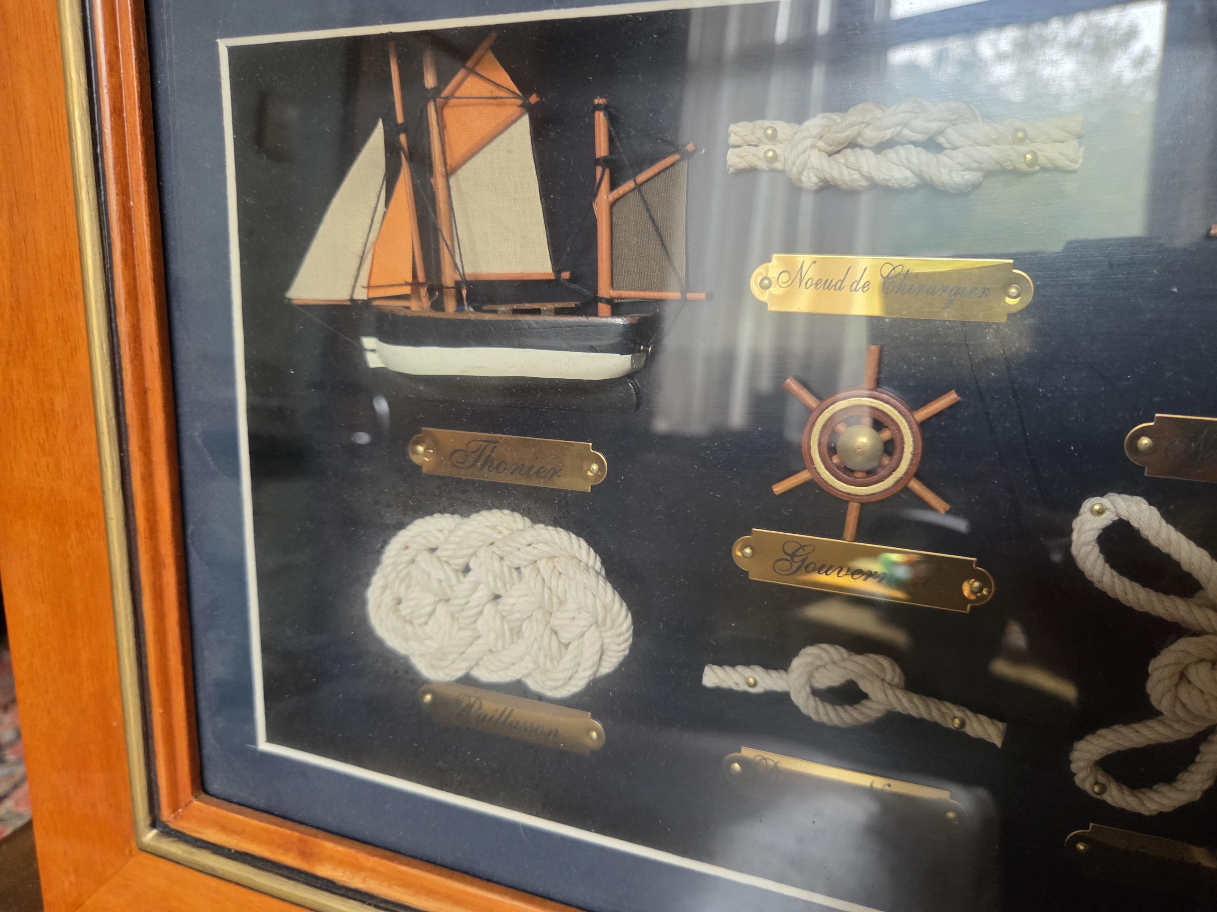 Groot maritiem knopenbord met diverse soorten zeemansknopen en een miniatuur zeilboot – Lot 133 – foto 3 – kavel bij Goeiendeal, Jette
