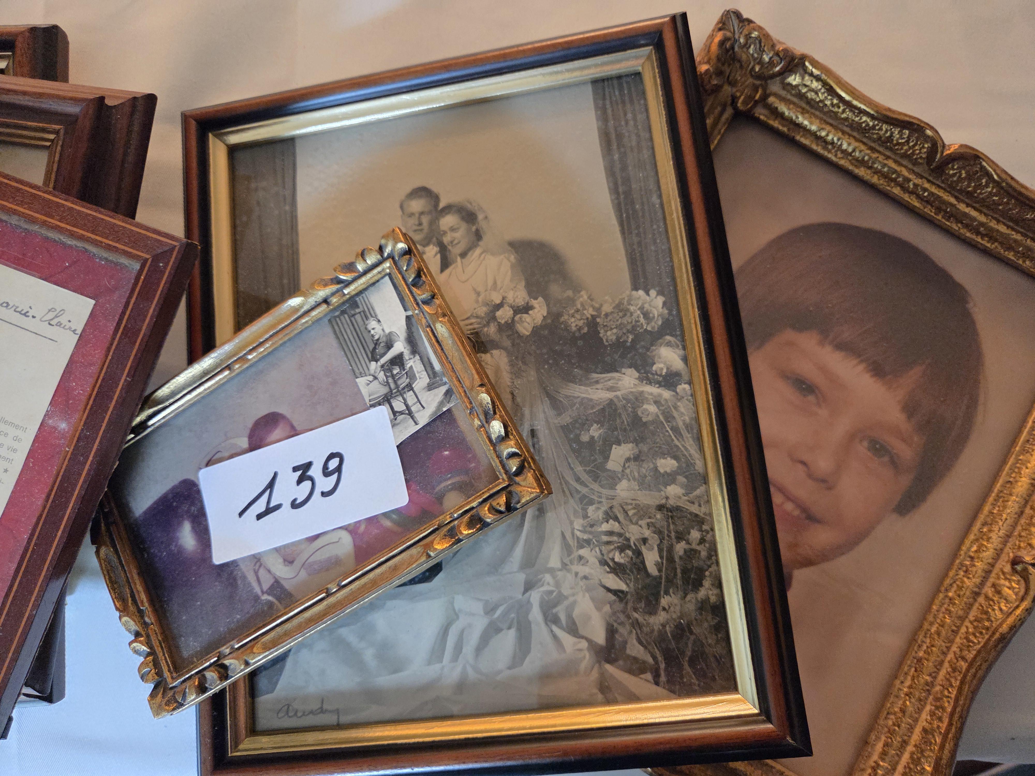 Stapel diverse fotolijsten met zwart-wit portretten, trouwfoto's en een ingelijste Franstalige tekst – Lot 139 – foto 3 – kavel bij Goeiendeal, Jette