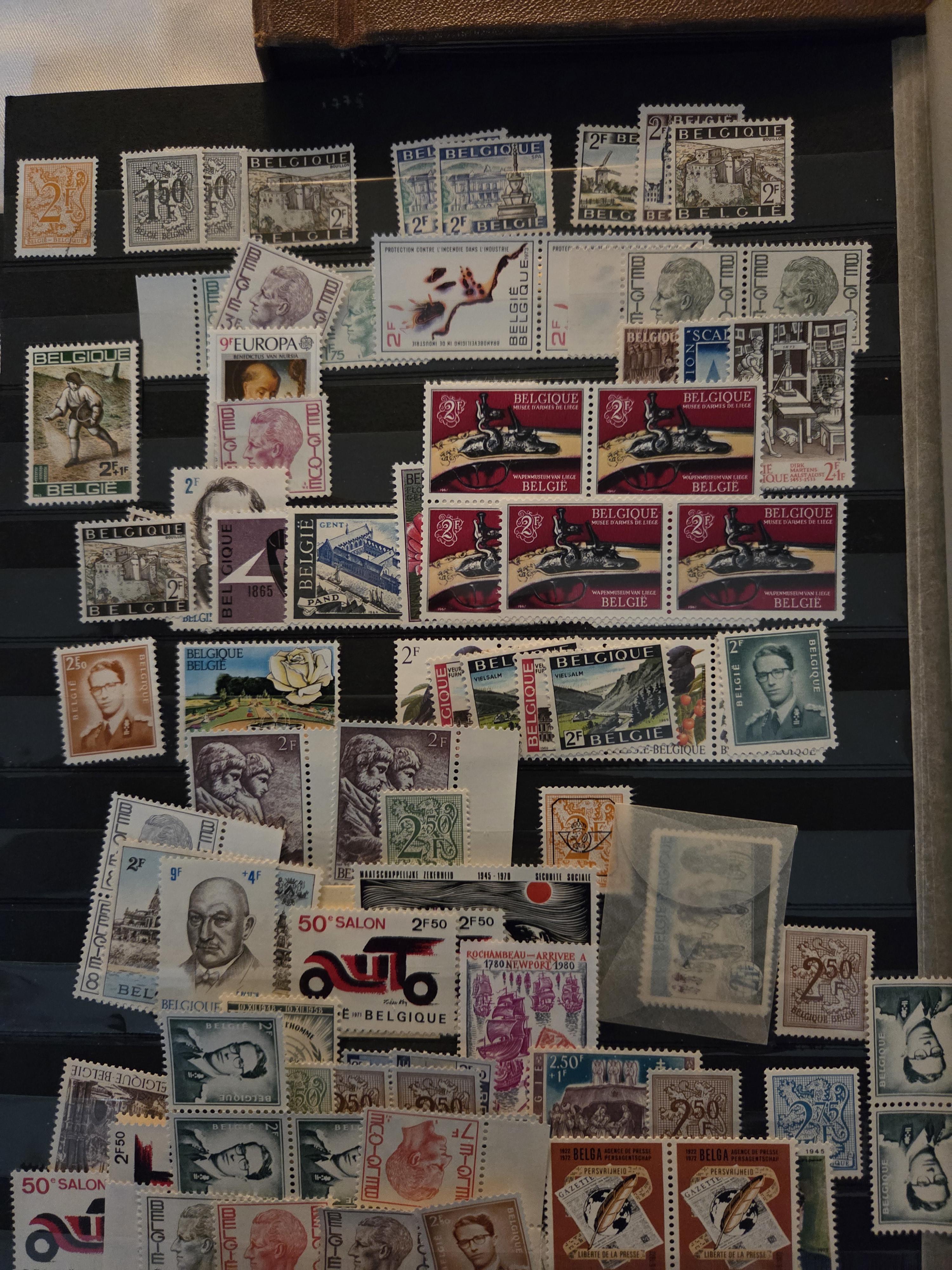 Twee grote postzegelalbums gevuld met een uitgebreide verzameling diverse Belgische & internationale postzegels – Lot 140 – foto 3 – kavel bij Goeiendeal, Jette