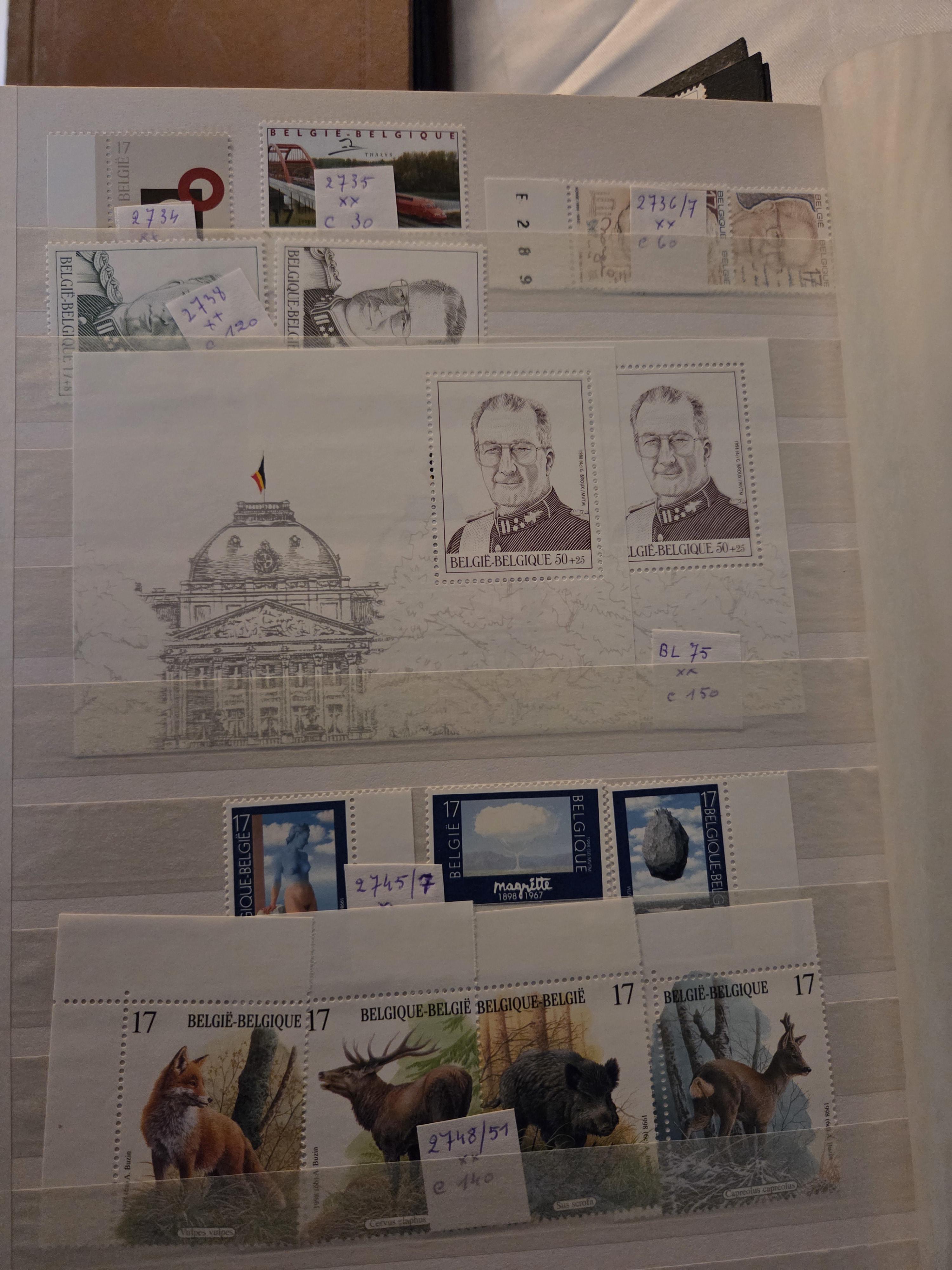 Twee grote postzegelalbums gevuld met een uitgebreide verzameling diverse Belgische & internationale postzegels – Lot 140 – foto 4 – kavel bij Goeiendeal, Jette