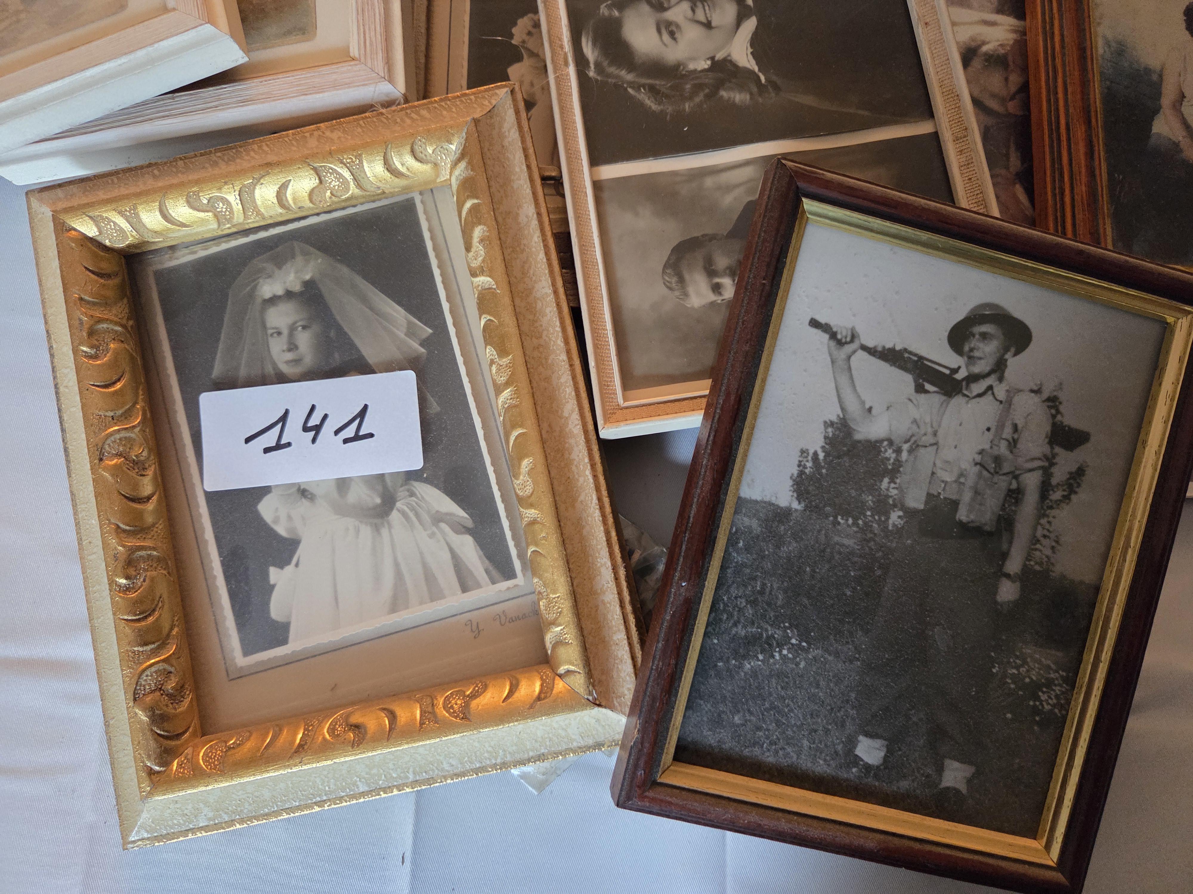 Verzameling diverse fotolijstjes met voornamelijk nostalgische zwart-wit portretten en landschapjes – Lot 141 – foto 3 – kavel bij Goeiendeal, Jette