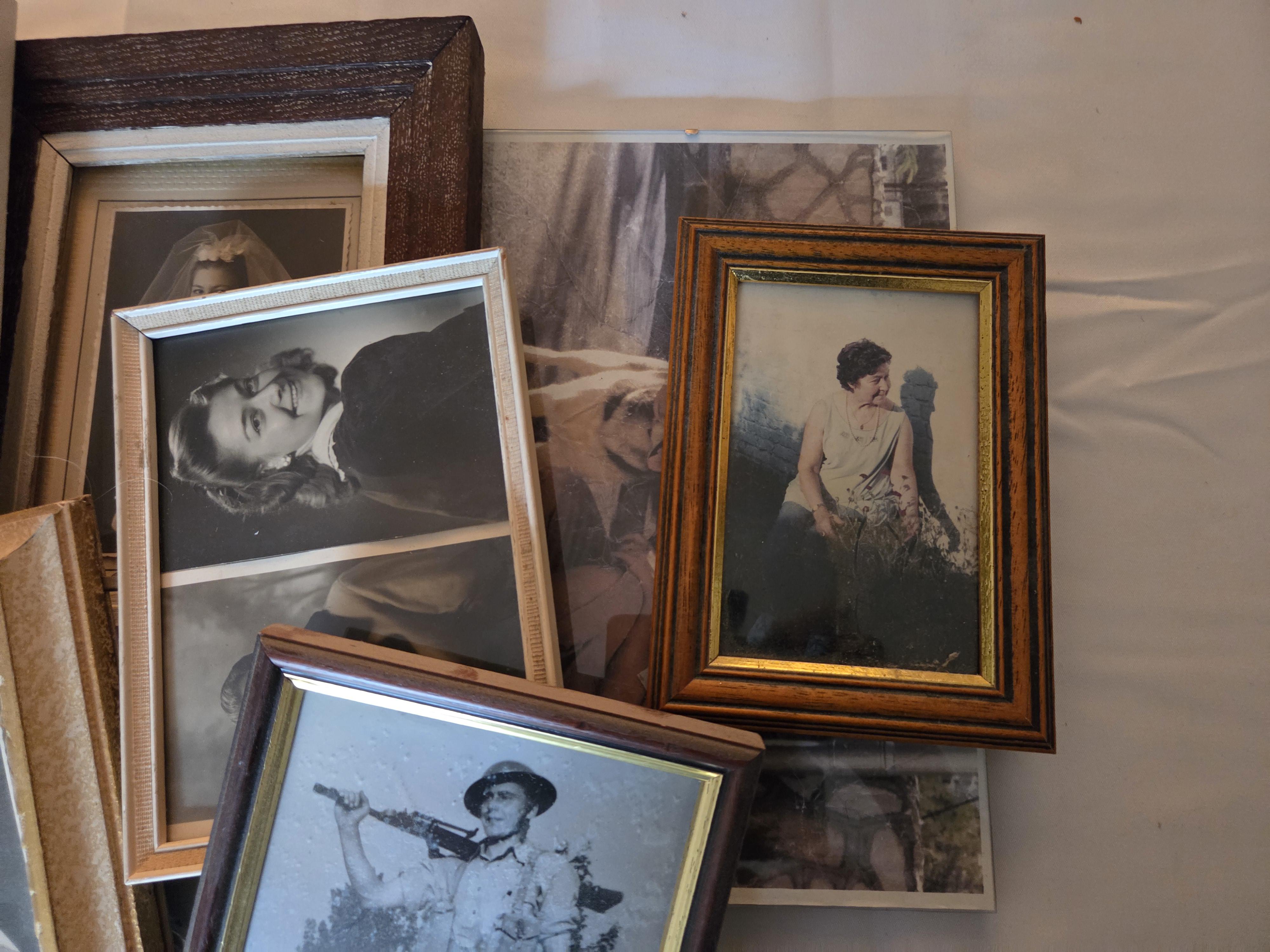 Verzameling diverse fotolijstjes met voornamelijk nostalgische zwart-wit portretten en landschapjes – Lot 141 – foto 4 – kavel bij Goeiendeal, Jette