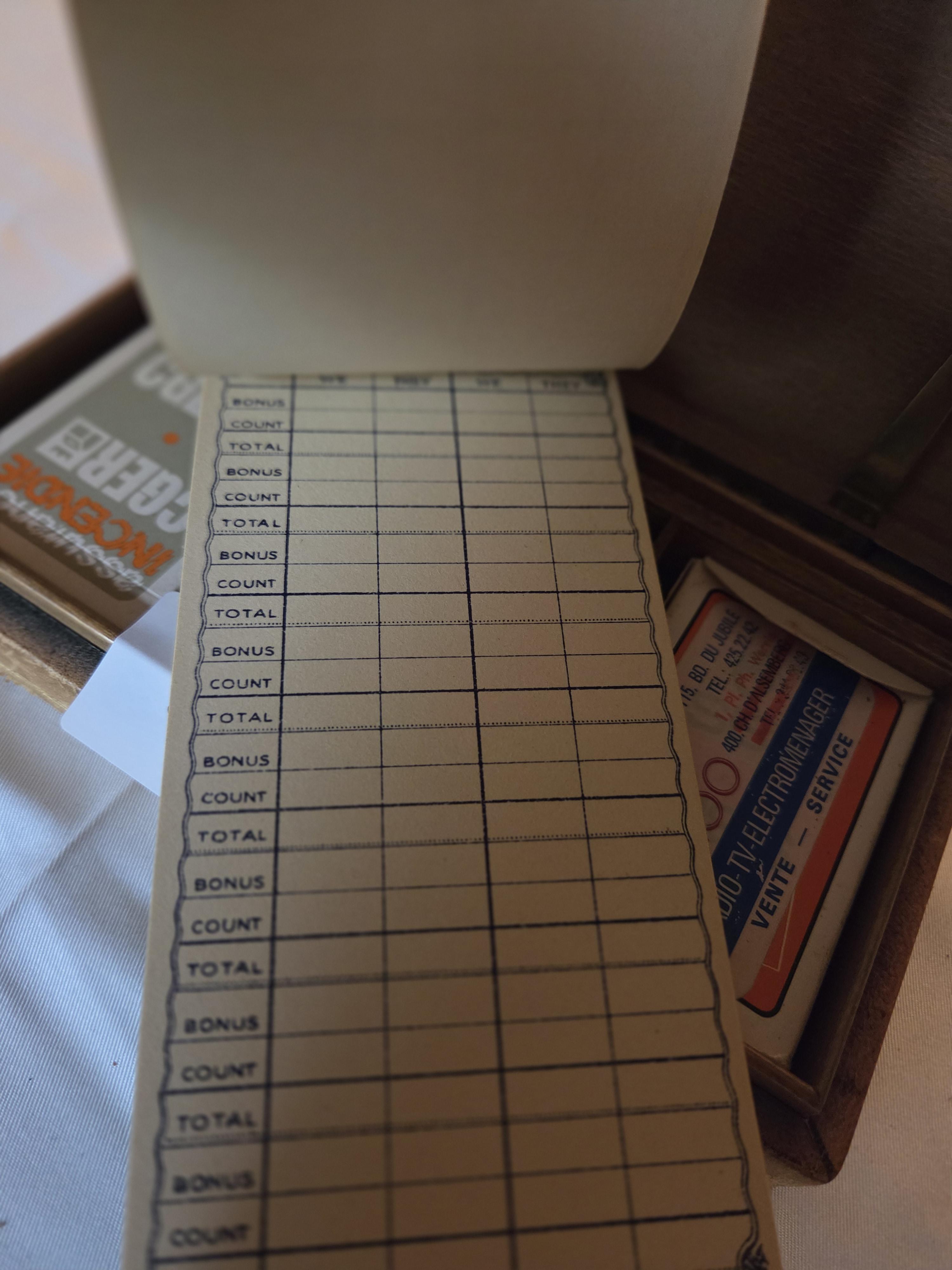 Houten speelkaartendoos met gedecoreerde binnenzijde, gevuld met drie kaartspellen waaronder Swan 501, CGER en Rega Radio 400 – Lot 150 – foto 2 – kavel bij Goeiendeal, Jette