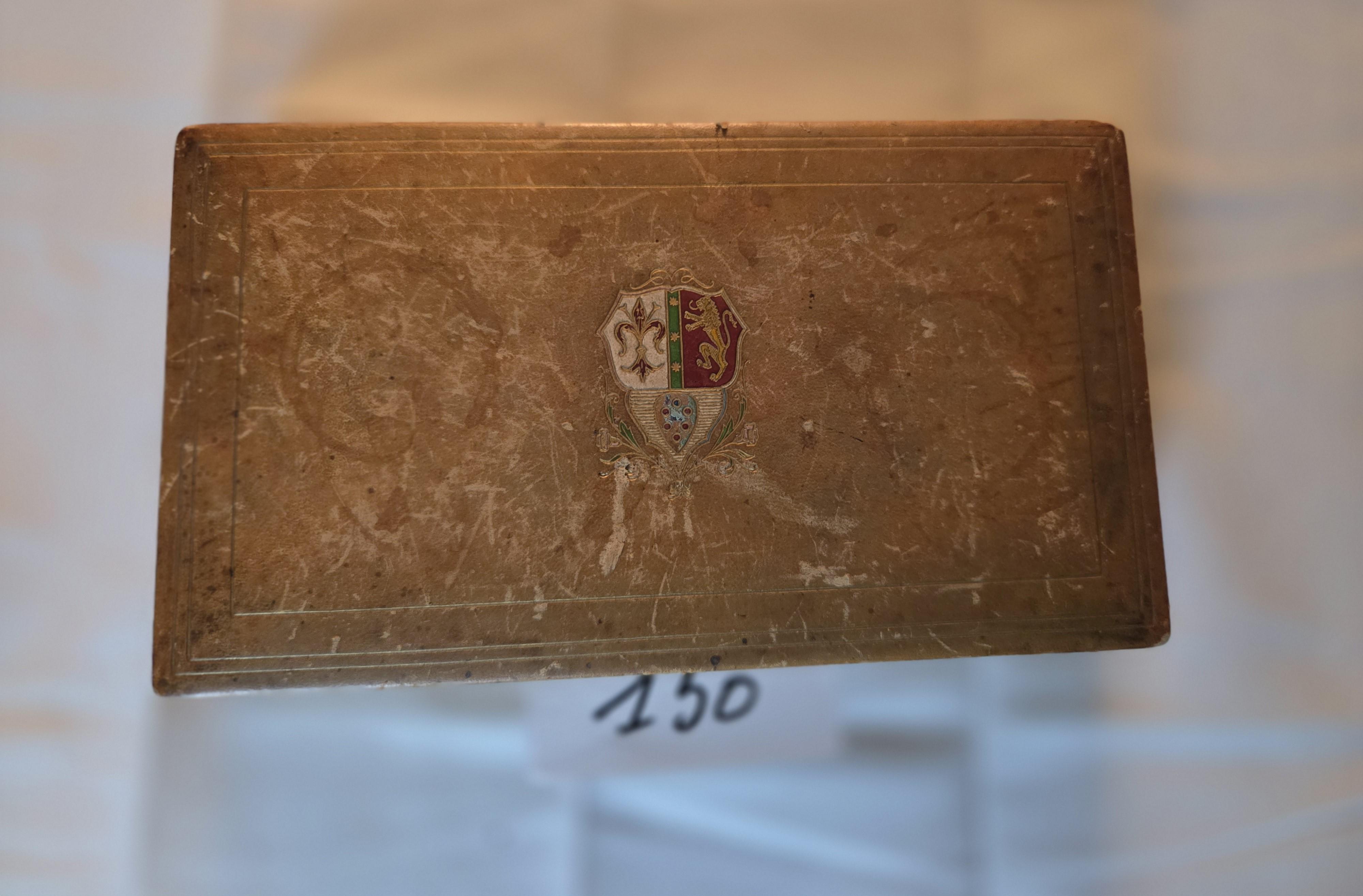 Houten speelkaartendoos met gedecoreerde binnenzijde, gevuld met drie kaartspellen waaronder Swan 501, CGER en Rega Radio 400 – Lot 150 – foto 3 – kavel bij Goeiendeal, Jette