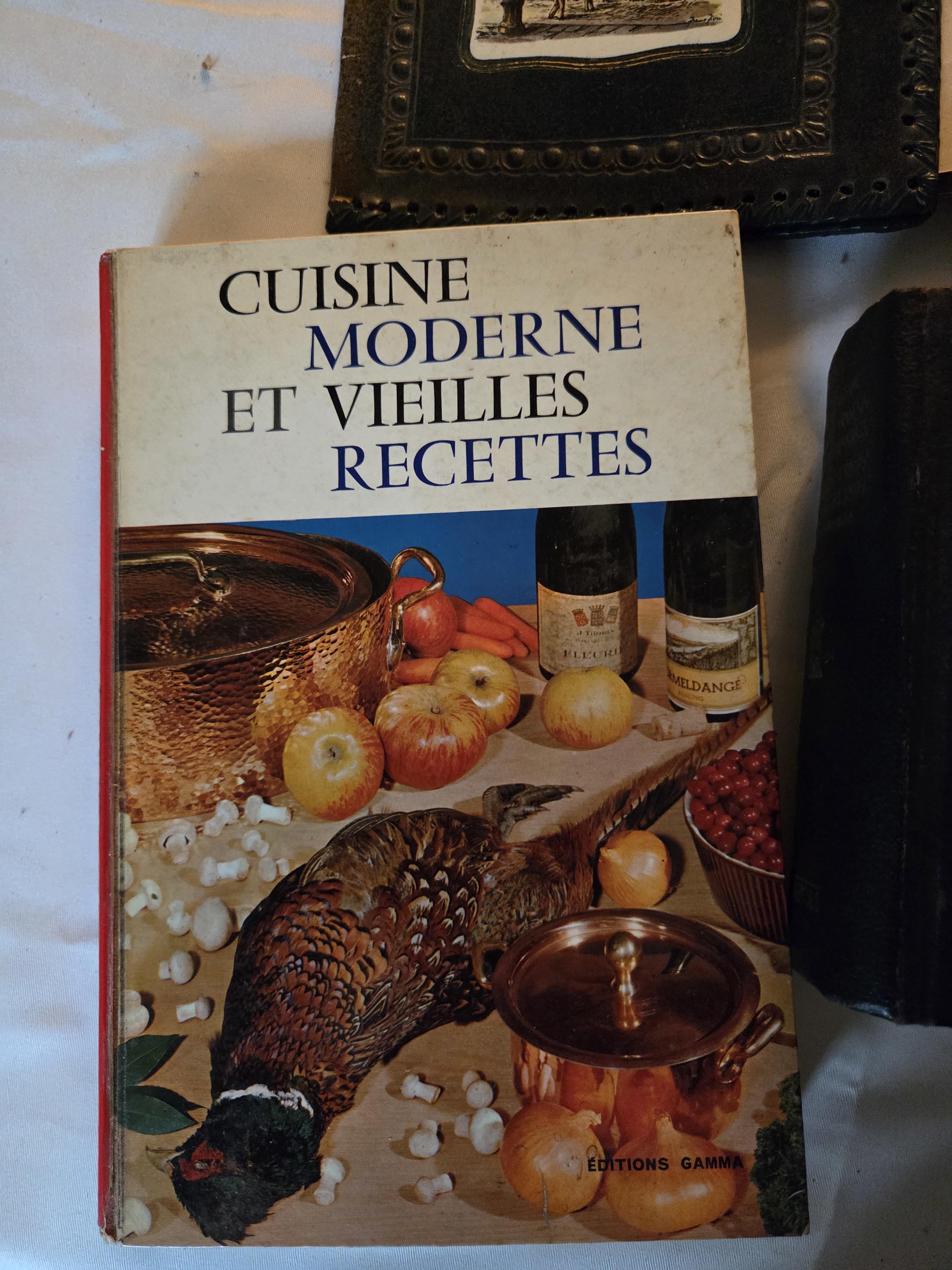Verzameling van zes diverse vintage boeken, waaronder kookboeken, een schaakgids en titels als Vie et Aventures de Buffalo-Bill en Thanasse et Casi… – foto 2 – kavel bij Goeiendeal