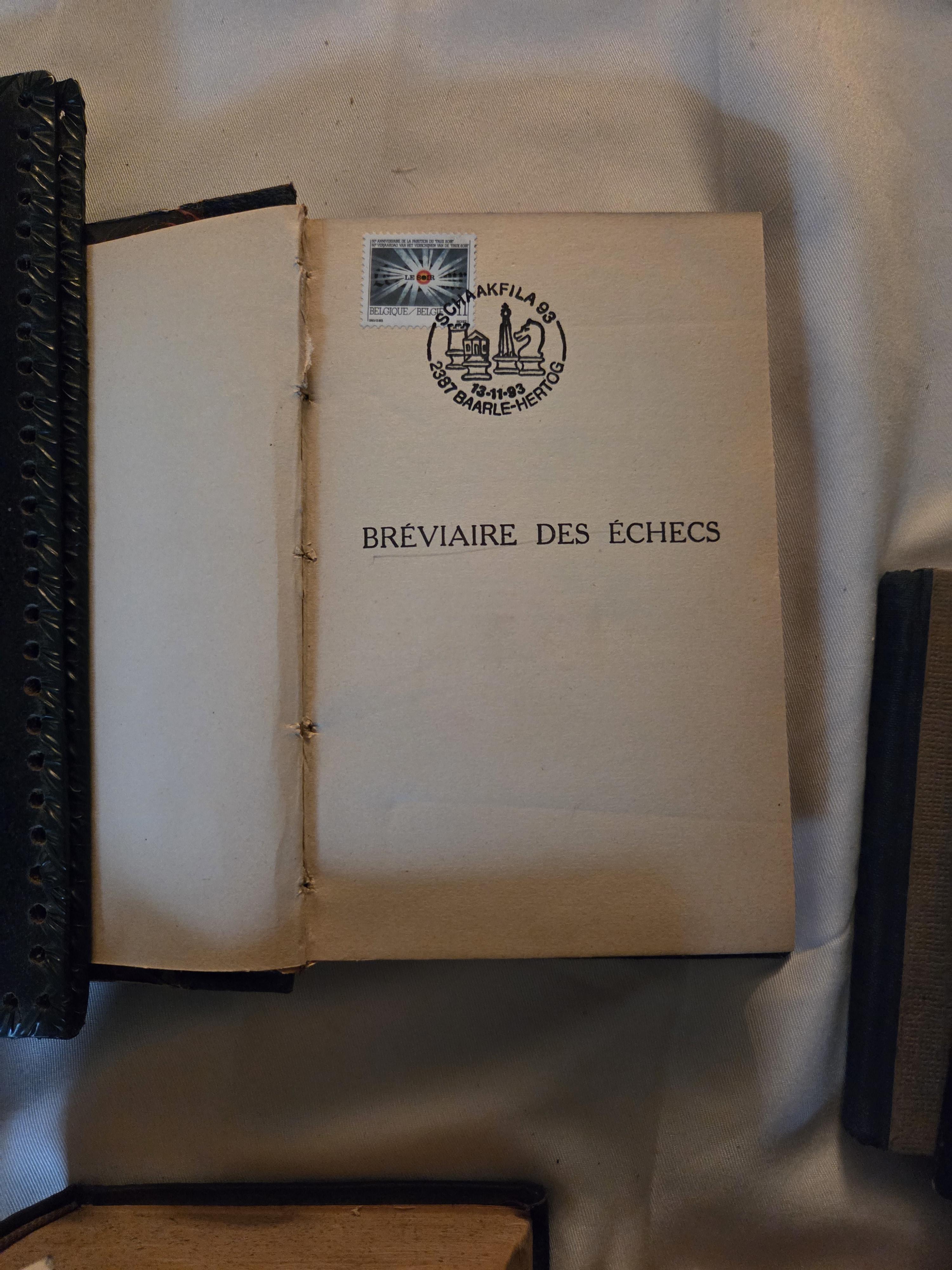 Verzameling van zes diverse vintage boeken, waaronder kookboeken, een schaakgids en titels als Vie et Aventures de Buffalo-Bill en Thanasse et Casi… – foto 3 – kavel bij Goeiendeal