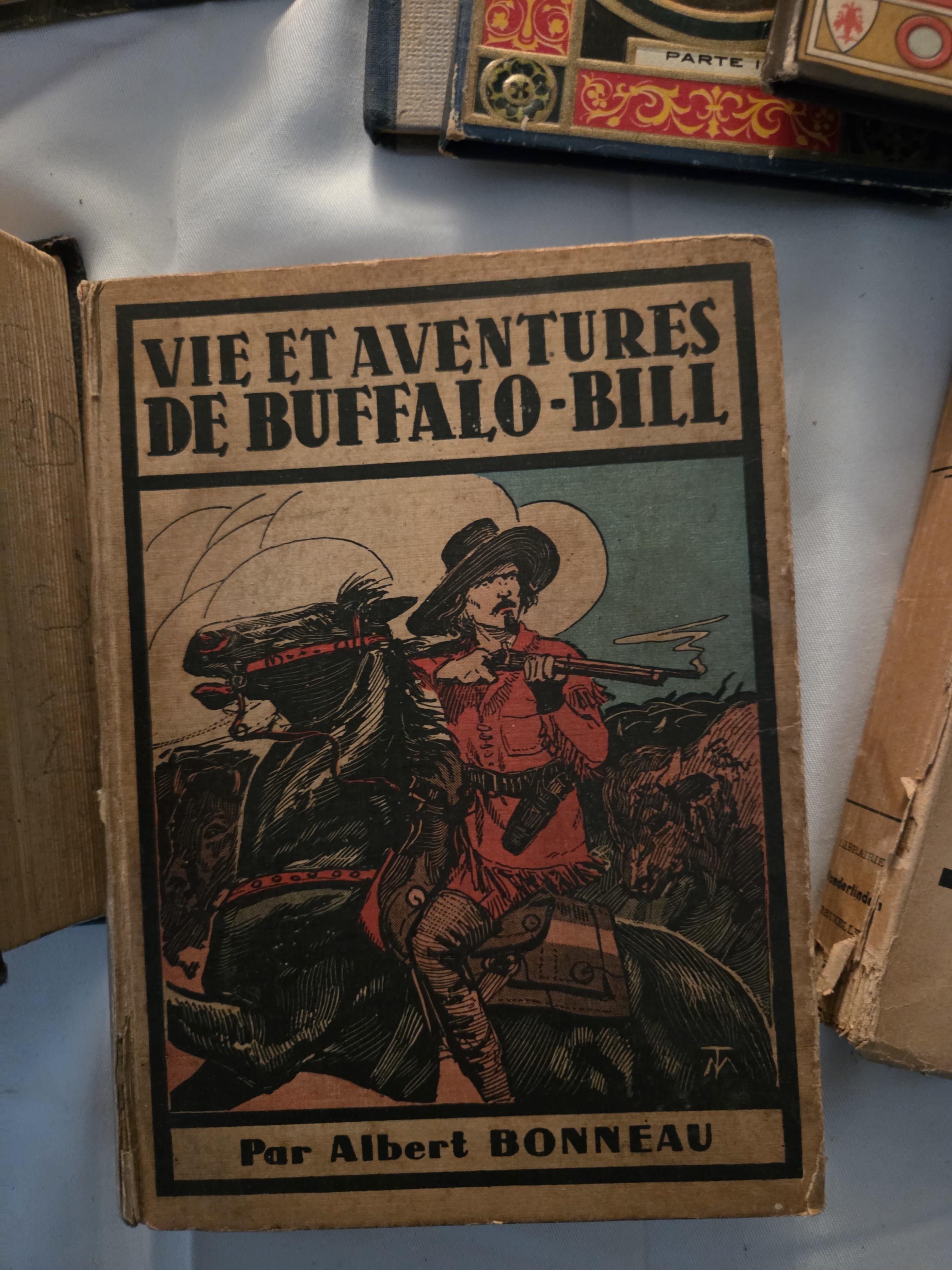Verzameling van zes diverse vintage boeken, waaronder kookboeken, een schaakgids en titels als Vie et Aventures de Buffalo-Bill en Thanasse et Casi… – foto 6 – kavel bij Goeiendeal