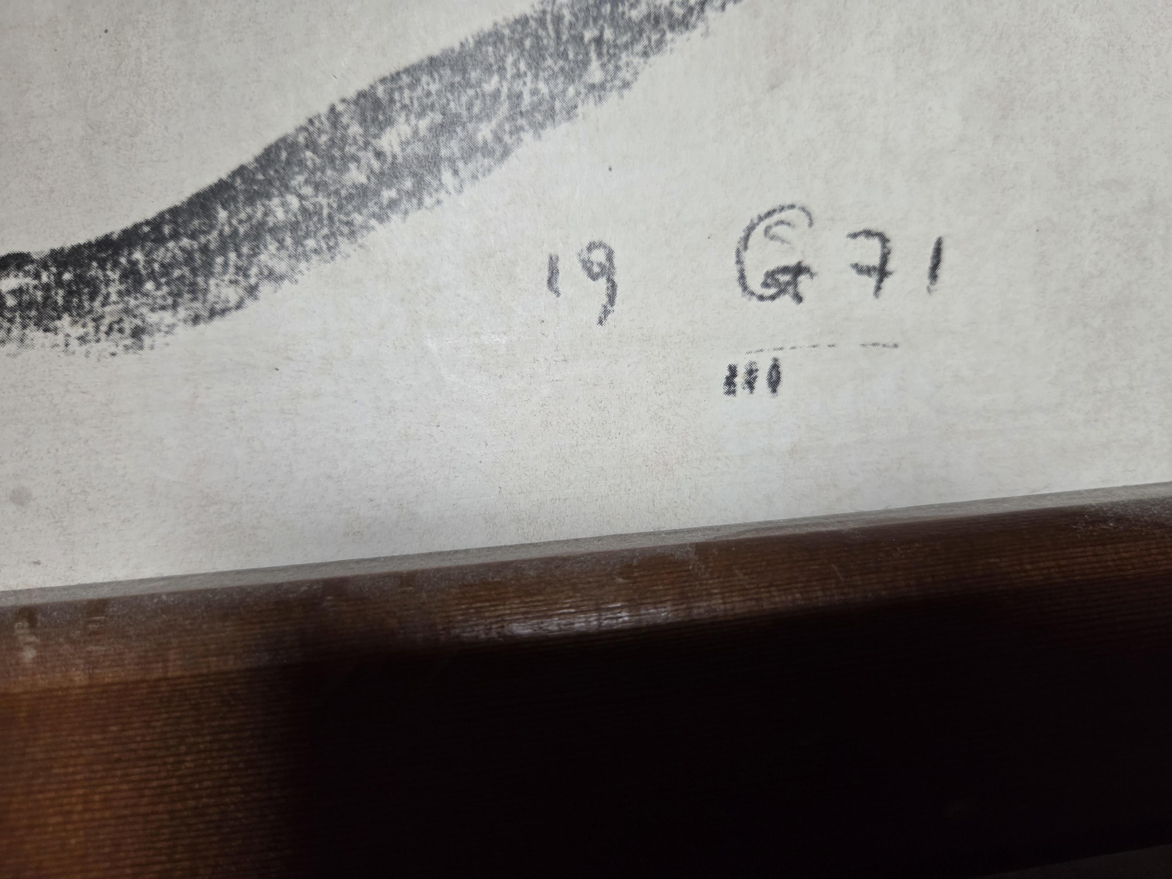 Grote ingelijste houtskool-of krijttekening van een zittend vrouwelijk naaktmodel, gedateerd 19671 – Lot 159 – foto 4 – kavel bij Goeiendeal, Jette