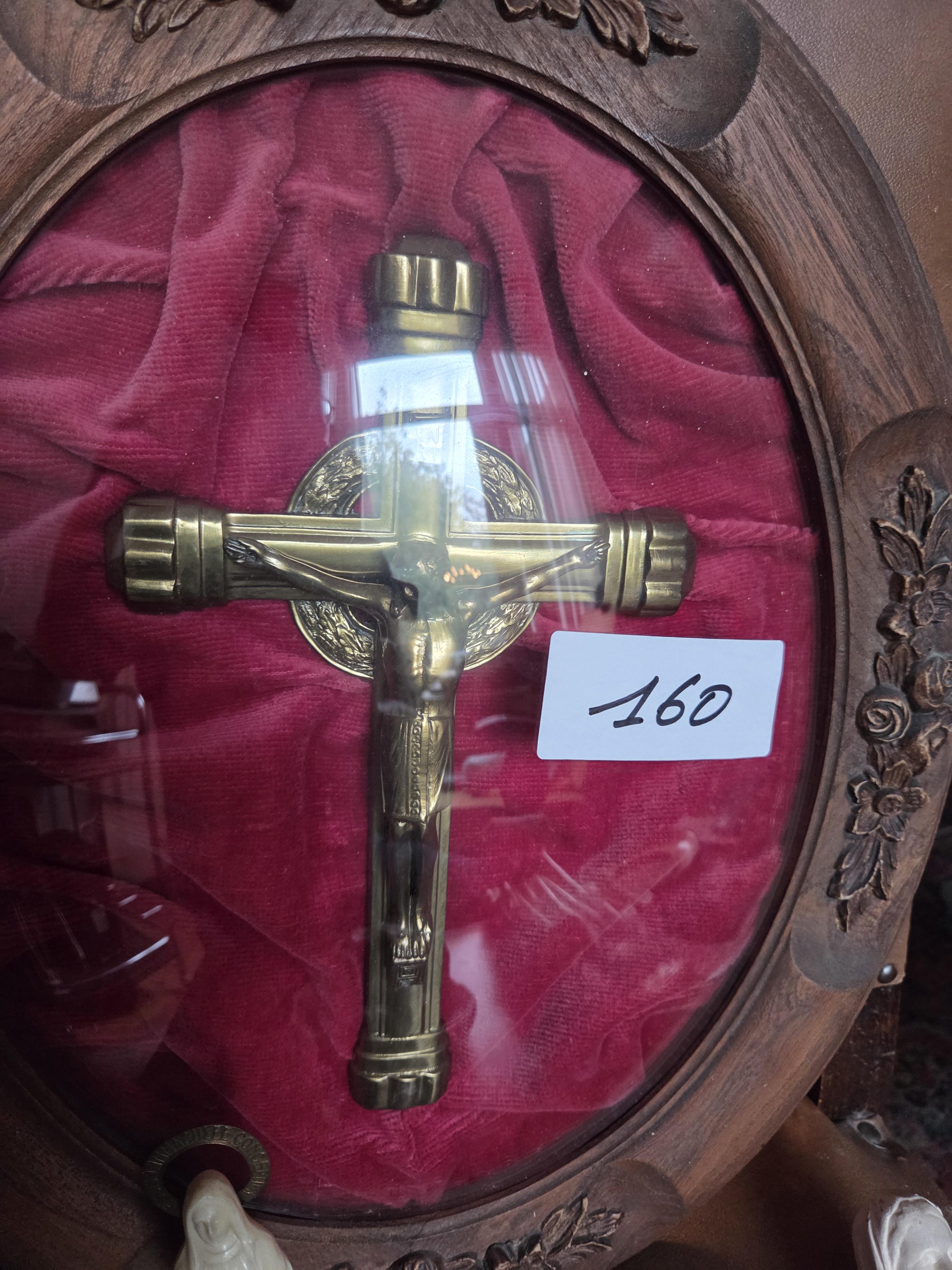 Kavel religieuze voorwerpen, waaronder een groot kruisbeeld in ovale houten wandkast met rood fluweel, diverse Mariabeelden, rozenkransen en een IH… – foto 2 – kavel bij Goeiendeal
