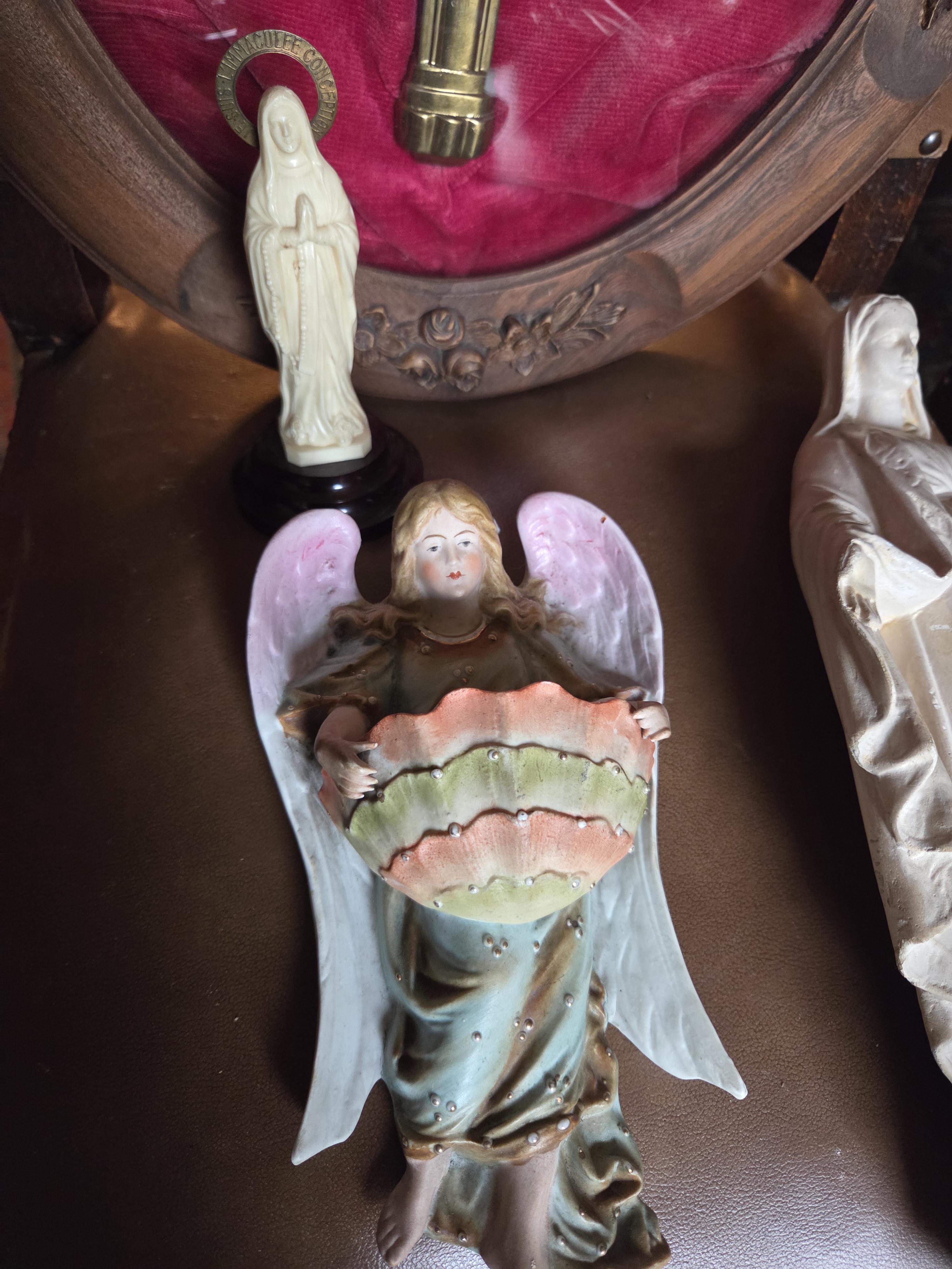 Kavel religieuze voorwerpen, waaronder een groot kruisbeeld in ovale houten wandkast met rood fluweel, diverse Mariabeelden, rozenkransen en een IH… – foto 3 – kavel bij Goeiendeal