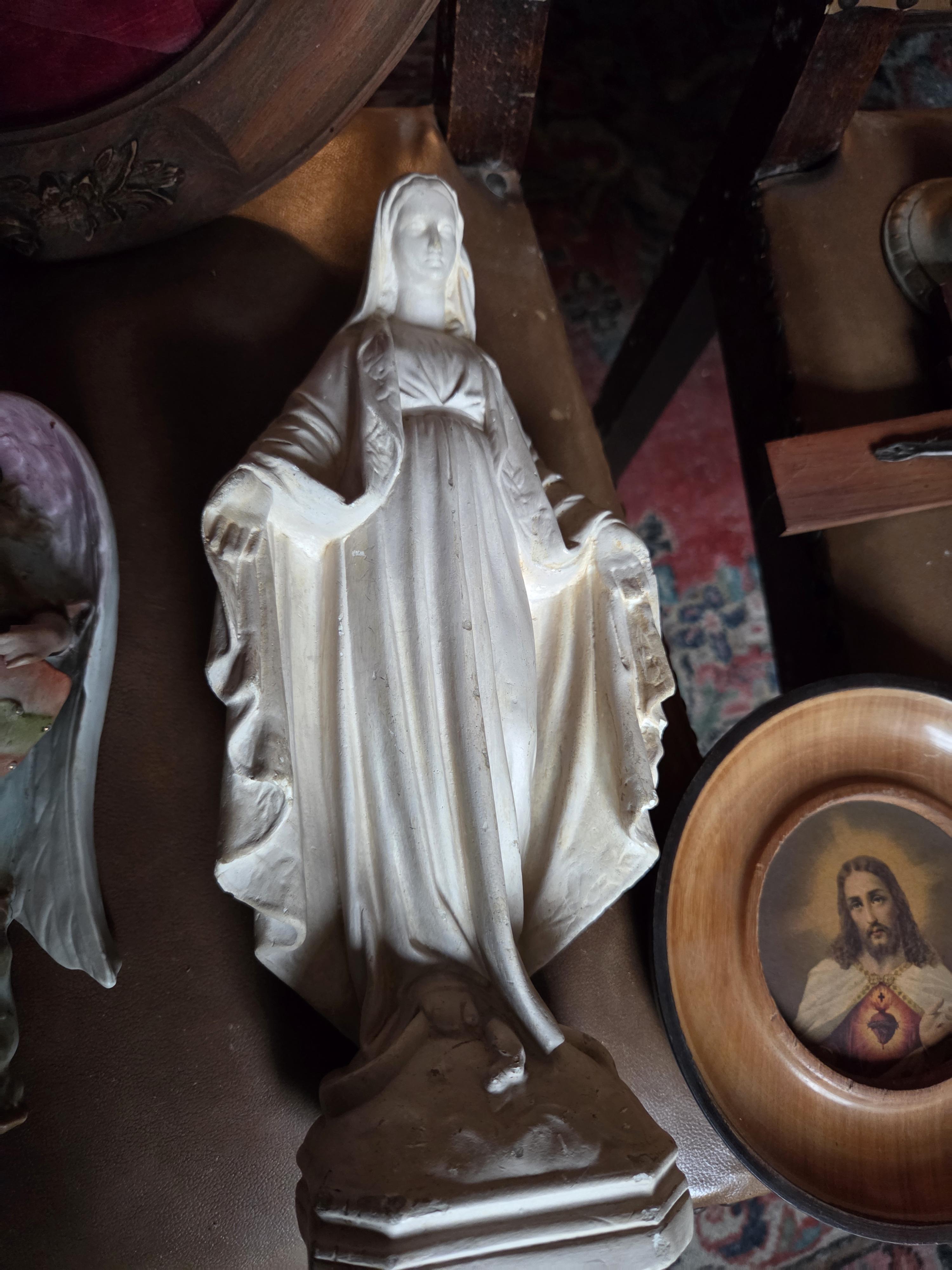 Kavel religieuze voorwerpen, waaronder een groot kruisbeeld in ovale houten wandkast met rood fluweel, diverse Mariabeelden, rozenkransen en een IH… – foto 4 – kavel bij Goeiendeal