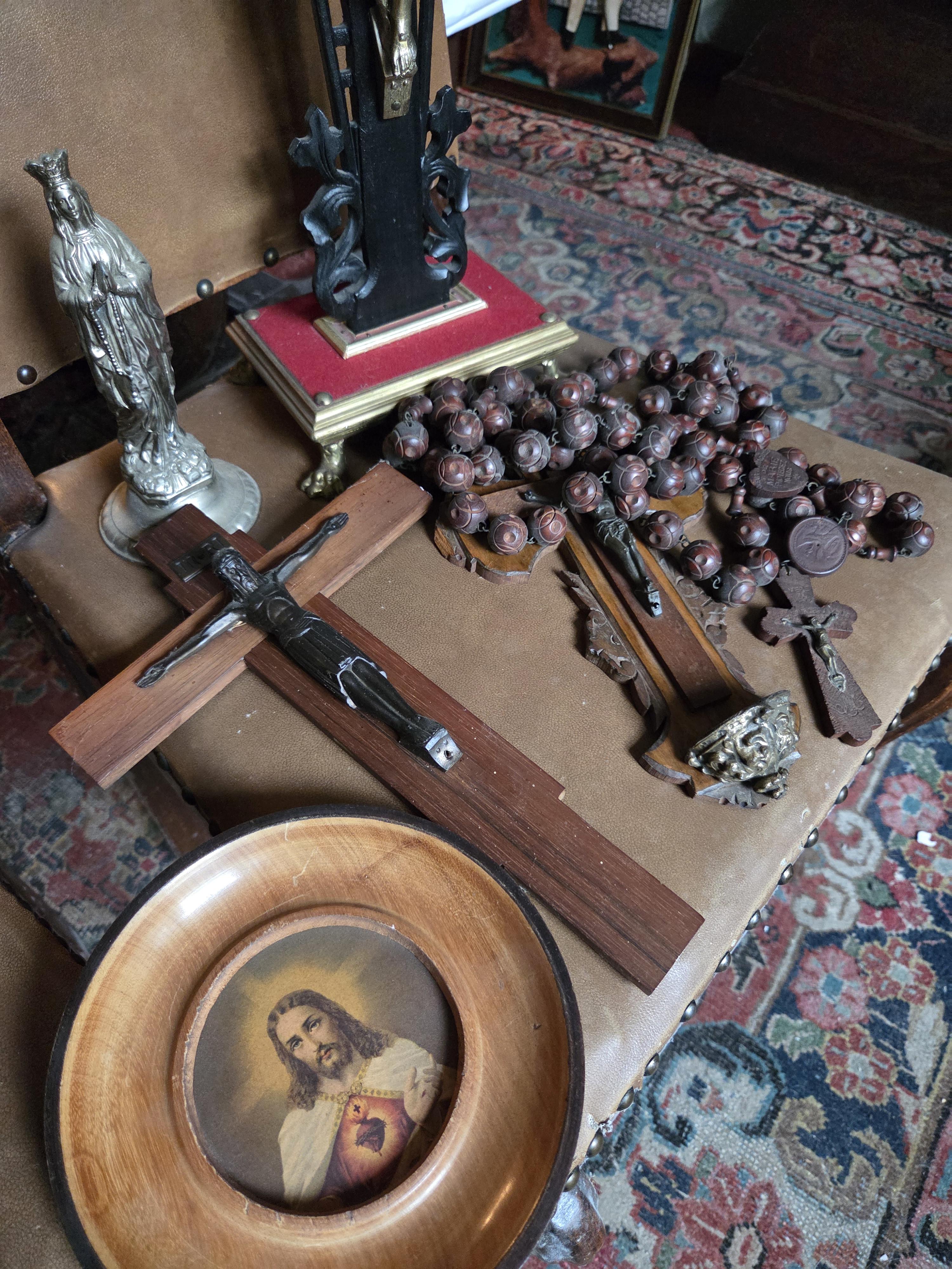 Kavel religieuze voorwerpen, waaronder een groot kruisbeeld in ovale houten wandkast met rood fluweel, diverse Mariabeelden, rozenkransen en een IH… – foto 5 – kavel bij Goeiendeal