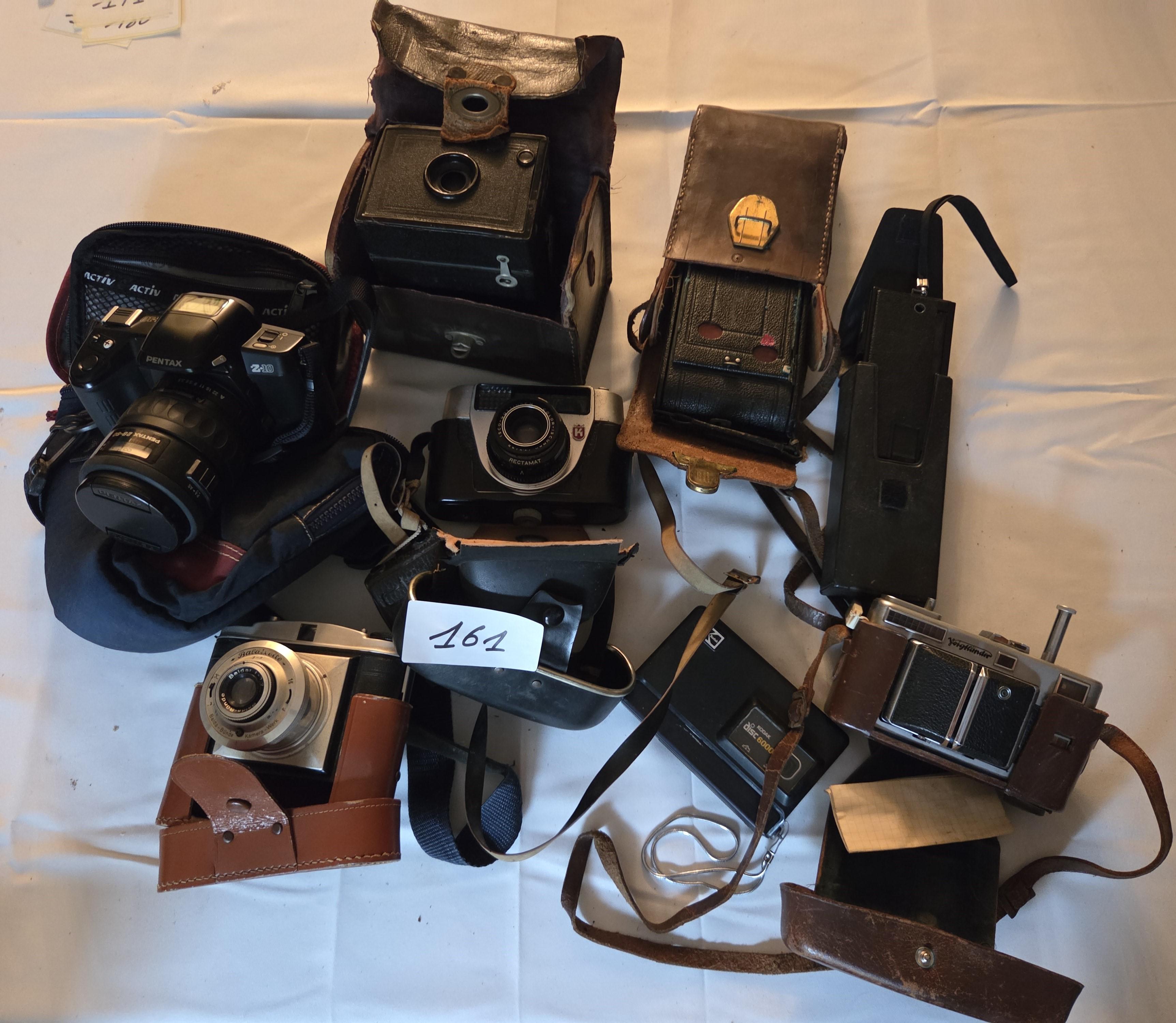 Grote verzameling vintage fototoestellen en camera's, waaronder diverse analoge modellen, boxcamera's en bijbehorende lederen draagtassen – Lot 161 – kavel bij Goeiendeal, Jette