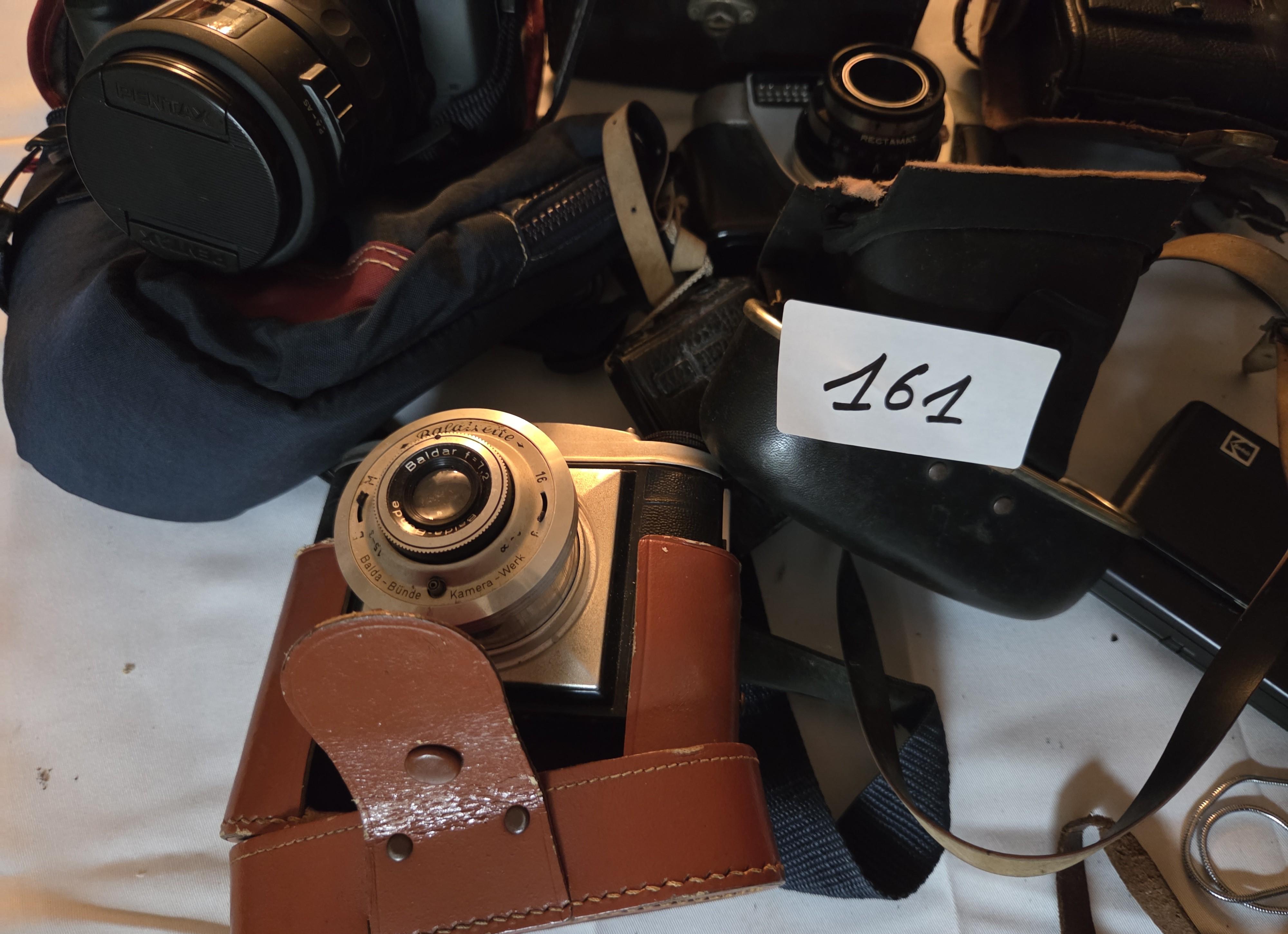 Grote verzameling vintage fototoestellen en camera's, waaronder diverse analoge modellen, boxcamera's en bijbehorende lederen draagtassen – Lot 161 – foto 3 – kavel bij Goeiendeal,