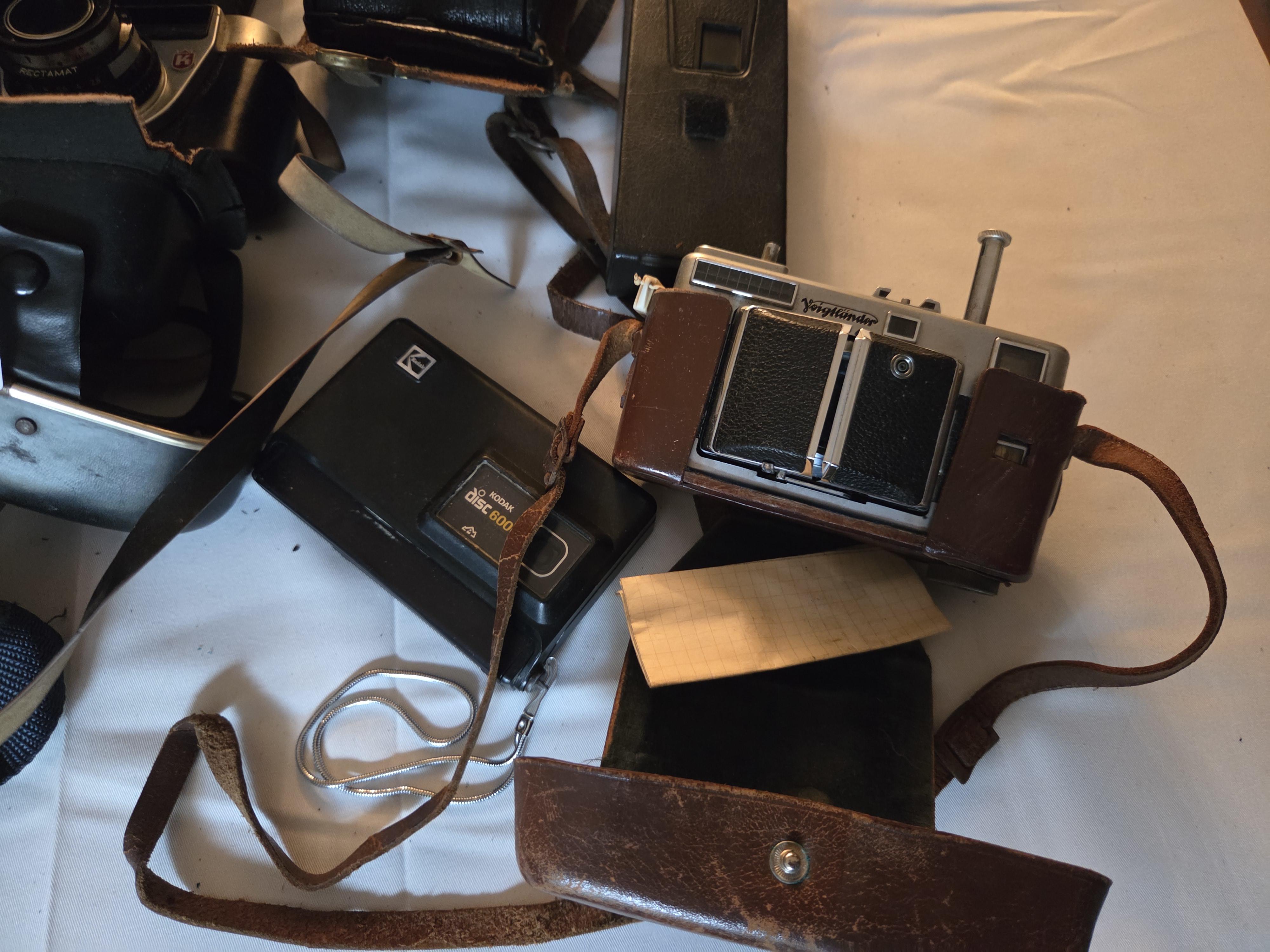 Grote verzameling vintage fototoestellen en camera's, waaronder diverse analoge modellen, boxcamera's en bijbehorende lederen draagtassen – Lot 161 – foto 4 – kavel bij Goeiendeal,